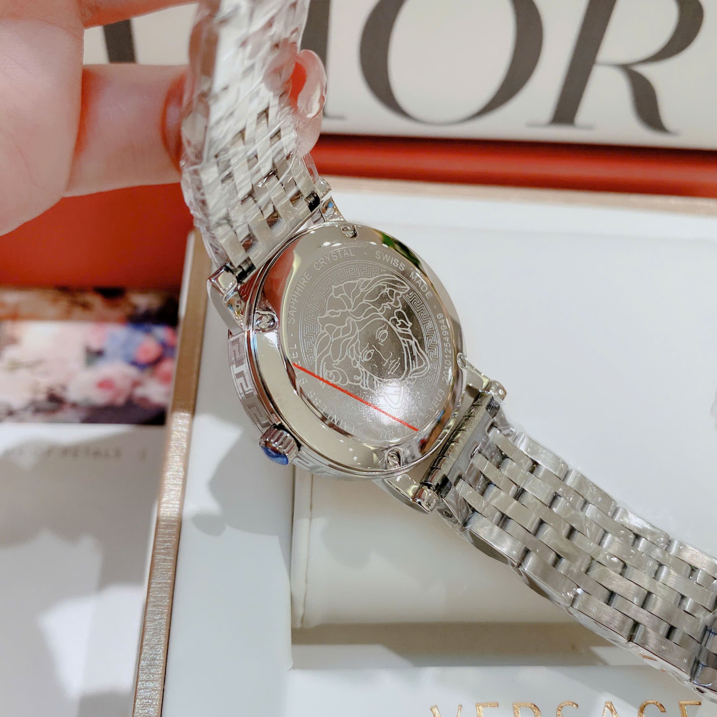 Đồng Hồ Versace Greca Glass Bracelet |Nữ Giới |Trắng Silver |Dây Kim Loại |Máy Pin (Quartz) |Size 32mm |donghogiatot.vn