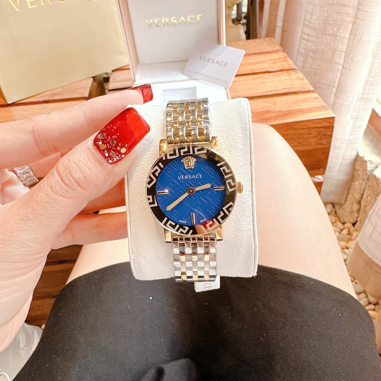 Đồng Hồ Versace Greca Glass Bracelet |Nữ Giới |Xanh Dương |Dây Kim Loại Demi Vàng |Máy Pin (Quartz) |Size 32mm |donghogiatot.vn