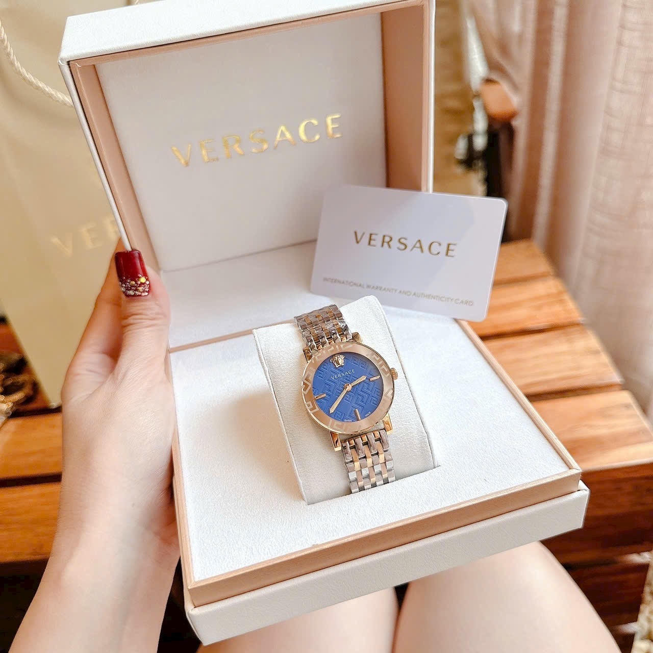 Đồng Hồ Versace Greca Glass Bracelet |Nữ Giới |Xanh Dương |Dây Kim Loại Demi Vàng |Máy Pin (Quartz) |Size 32mm |donghogiatot.vn