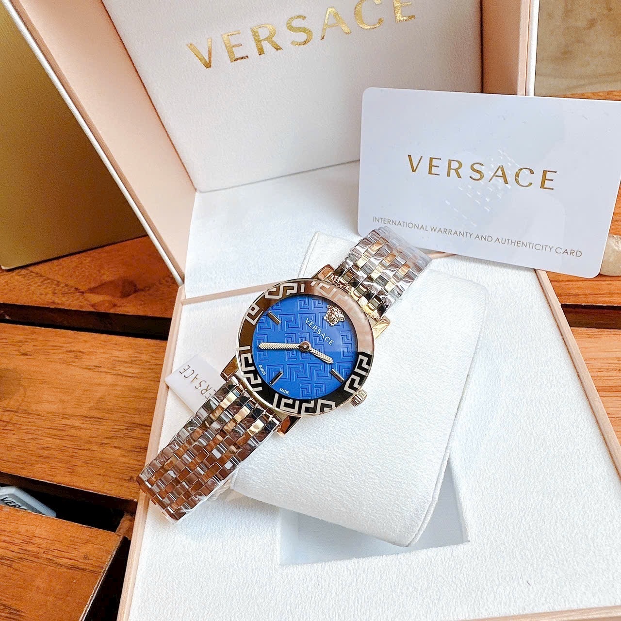Đồng Hồ Versace Greca Glass Bracelet |Nữ Giới |Xanh Dương |Dây Kim Loại Demi Vàng |Máy Pin (Quartz) |Size 32mm |donghogiatot.vn