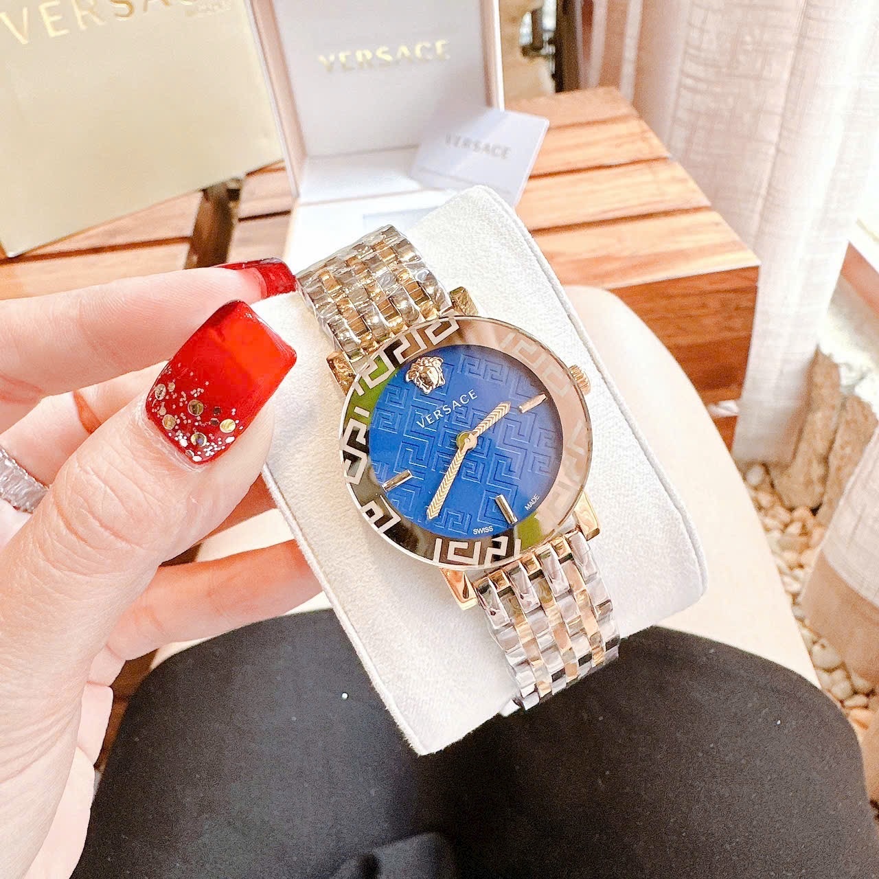 Đồng Hồ Versace Greca Glass Bracelet |Nữ Giới |Xanh Dương |Dây Kim Loại Demi Vàng |Máy Pin (Quartz) |Size 32mm |donghogiatot.vn