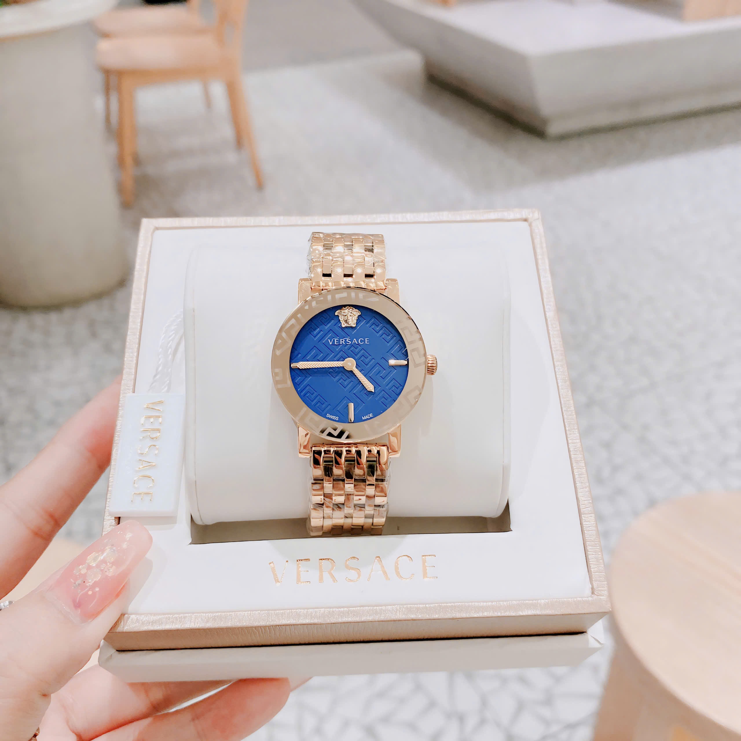 Đồng Hồ Versace Greca Glass Bracelet |Nữ Giới |Xanh Dương |Dây Kim Loại Vàng Gold |Máy Pin (Quartz) |Size 32mm |donghogiatot.vn