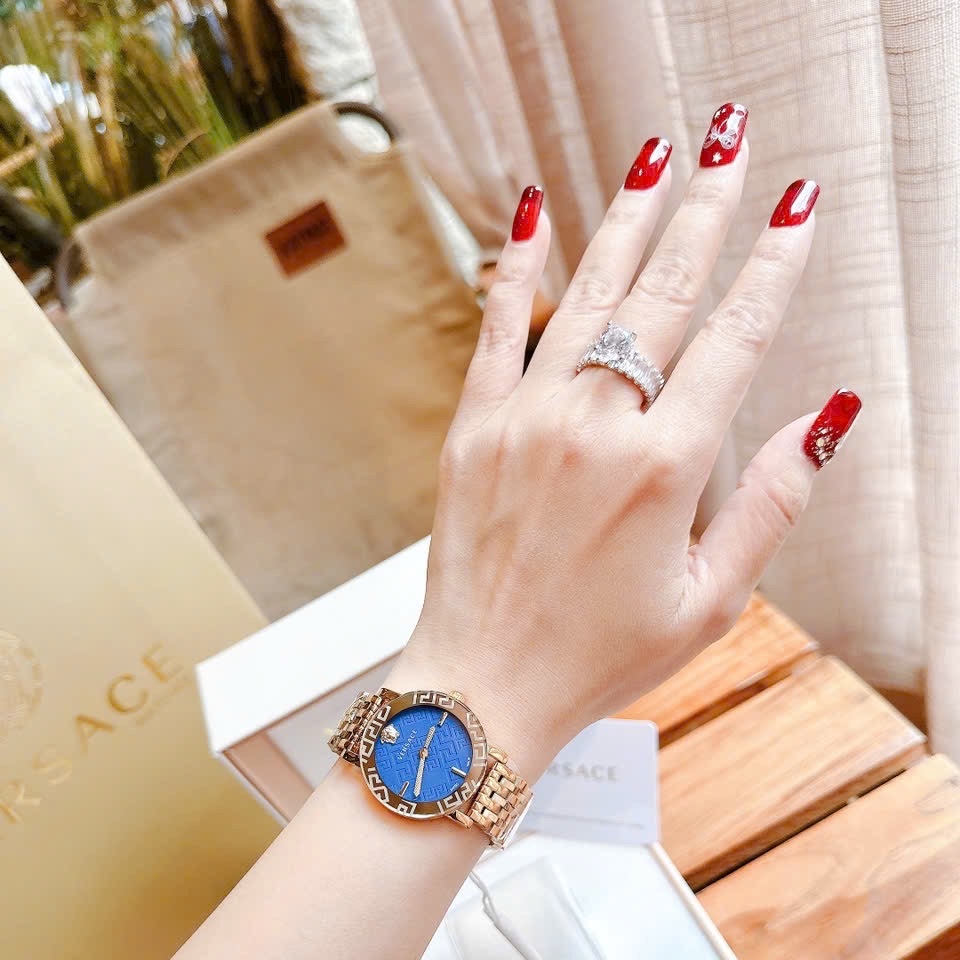 Đồng Hồ Versace Greca Glass Bracelet |Nữ Giới |Xanh Dương |Dây Kim Loại Vàng Gold |Máy Pin (Quartz) |Size 32mm |donghogiatot.vn