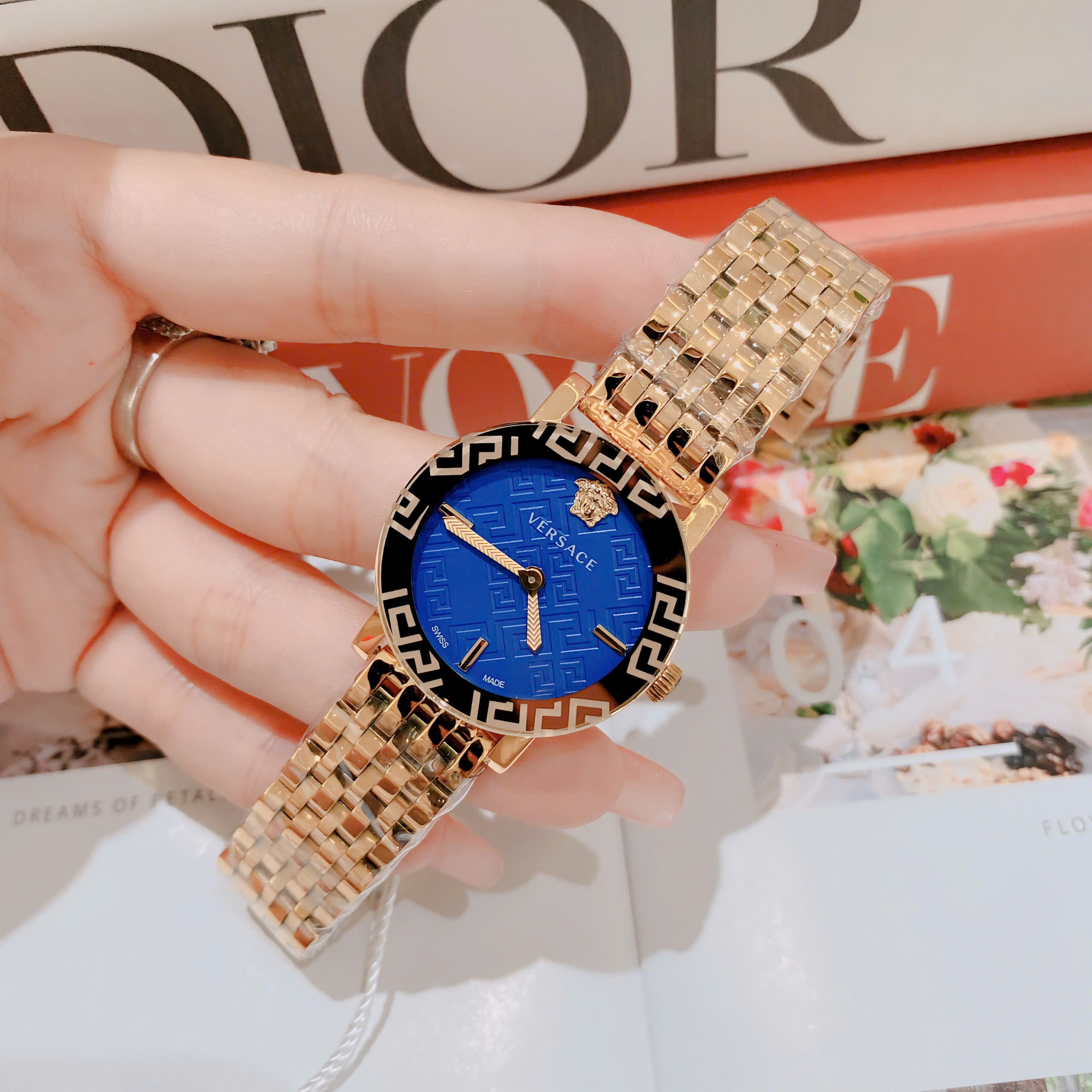 Đồng Hồ Versace Greca Glass Bracelet |Nữ Giới |Xanh Dương |Dây Kim Loại Vàng Gold |Máy Pin (Quartz) |Size 32mm |donghogiatot.vn