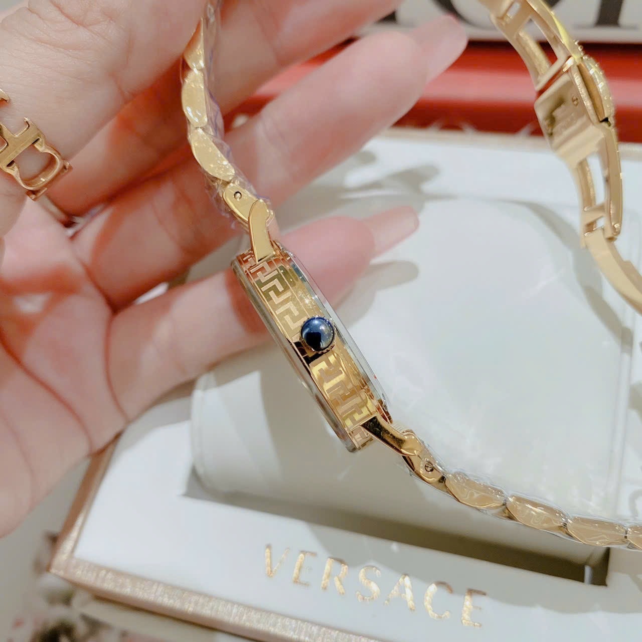 Đồng Hồ Versace Greca Glass Bracelet |Nữ Giới |Xanh Dương |Dây Kim Loại Vàng Gold |Máy Pin (Quartz) |Size 32mm |donghogiatot.vn