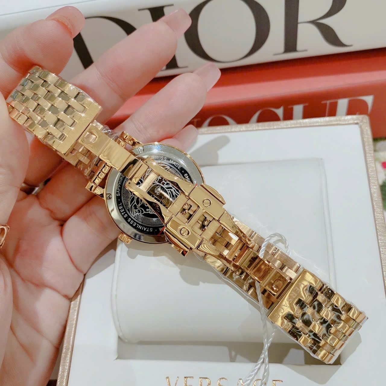 Đồng Hồ Versace Greca Glass Bracelet |Nữ Giới |Xanh Dương |Dây Kim Loại Vàng Gold |Máy Pin (Quartz) |Size 32mm |donghogiatot.vn