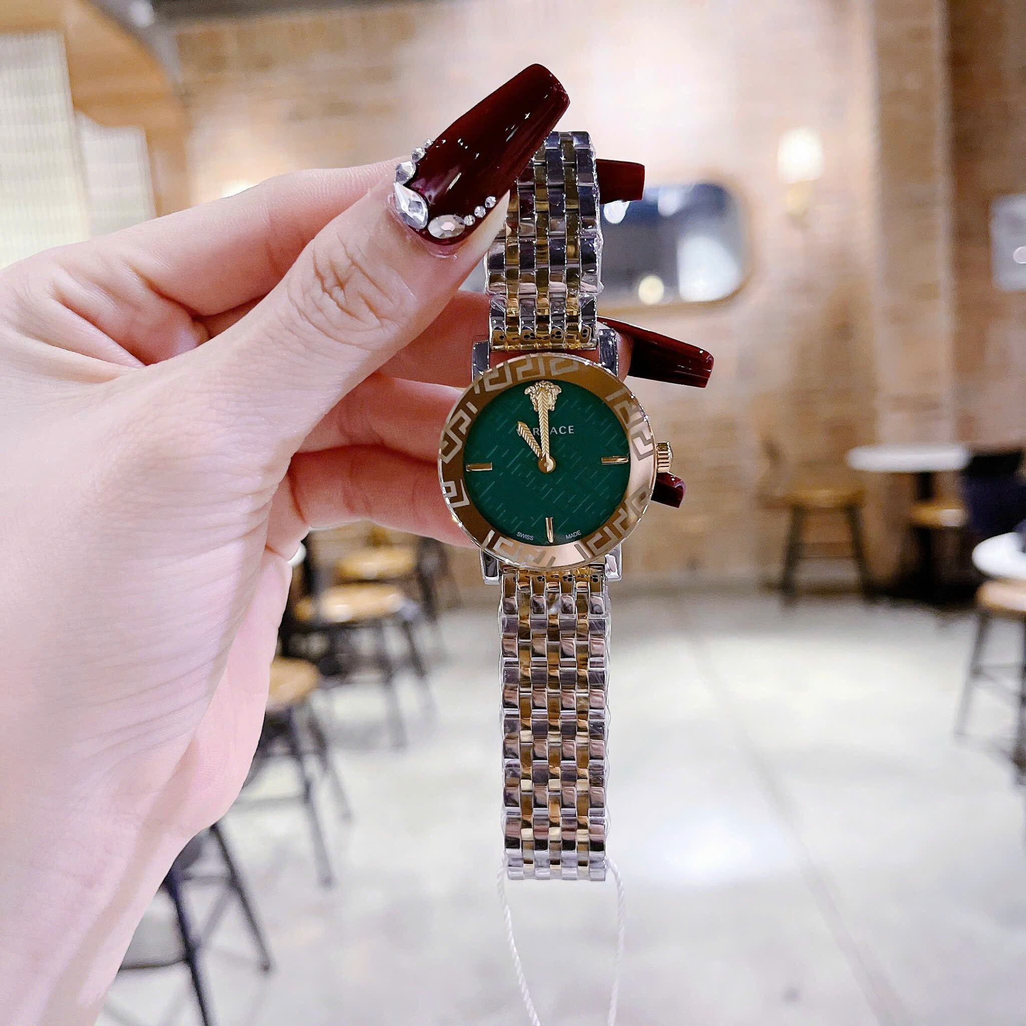 Đồng Hồ Versace Greca Glass Bracelet |Nữ Giới |Xanh Lá |Dây Kim Loại Demi Vàng |Máy Pin (Quartz) |Size 32mm |donghogiatot.vn