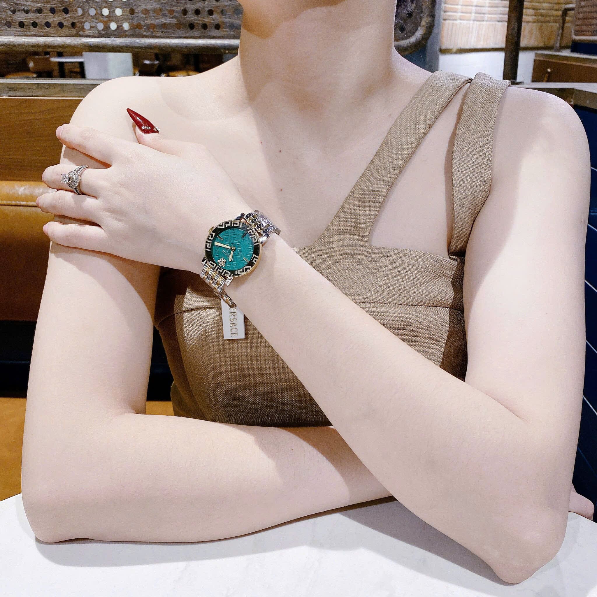 Đồng Hồ Versace Greca Glass Bracelet |Nữ Giới |Xanh Lá |Dây Kim Loại Demi Vàng |Máy Pin (Quartz) |Size 32mm |donghogiatot.vn