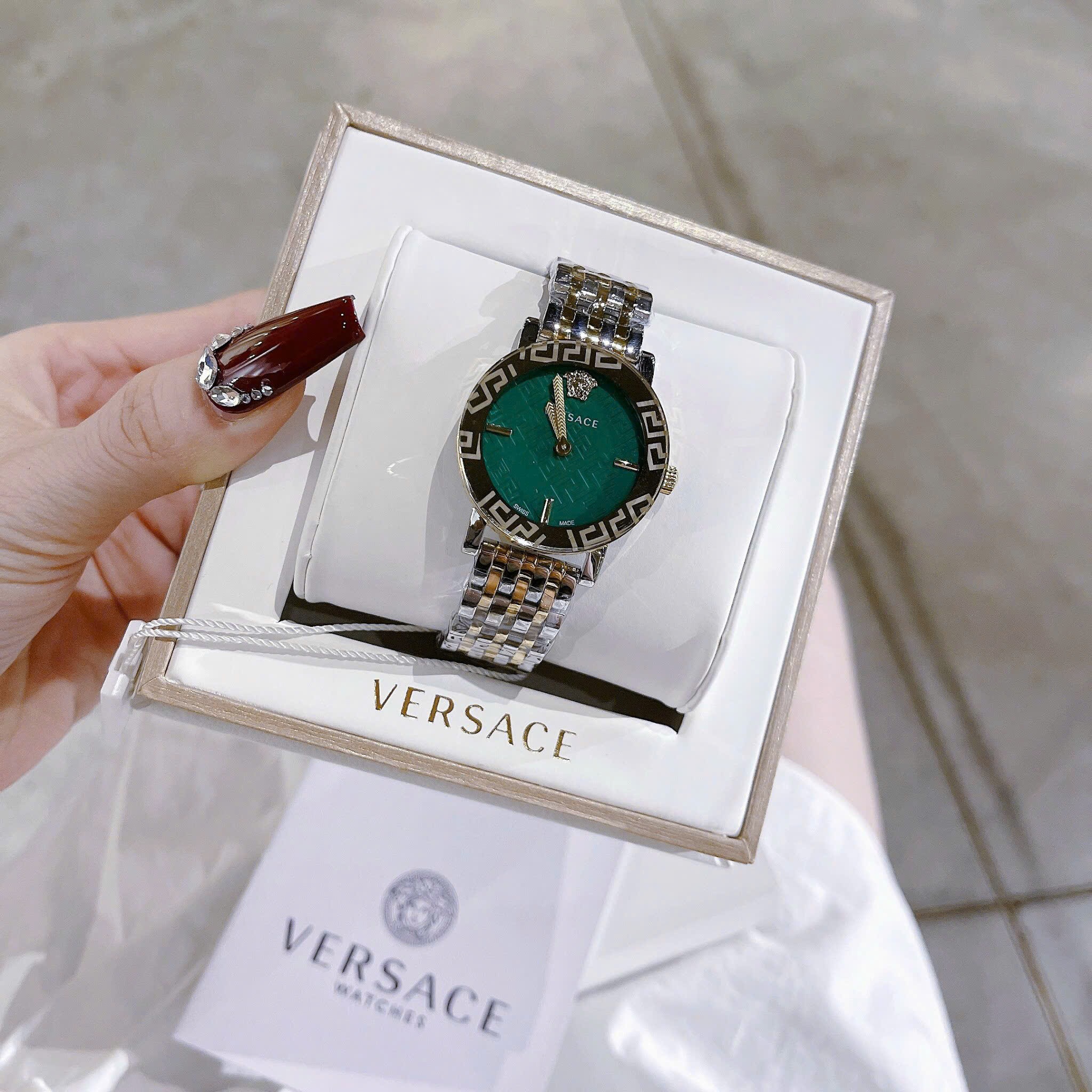 Đồng Hồ Versace Greca Glass Bracelet |Nữ Giới |Xanh Lá |Dây Kim Loại Demi Vàng |Máy Pin (Quartz) |Size 32mm |donghogiatot.vn