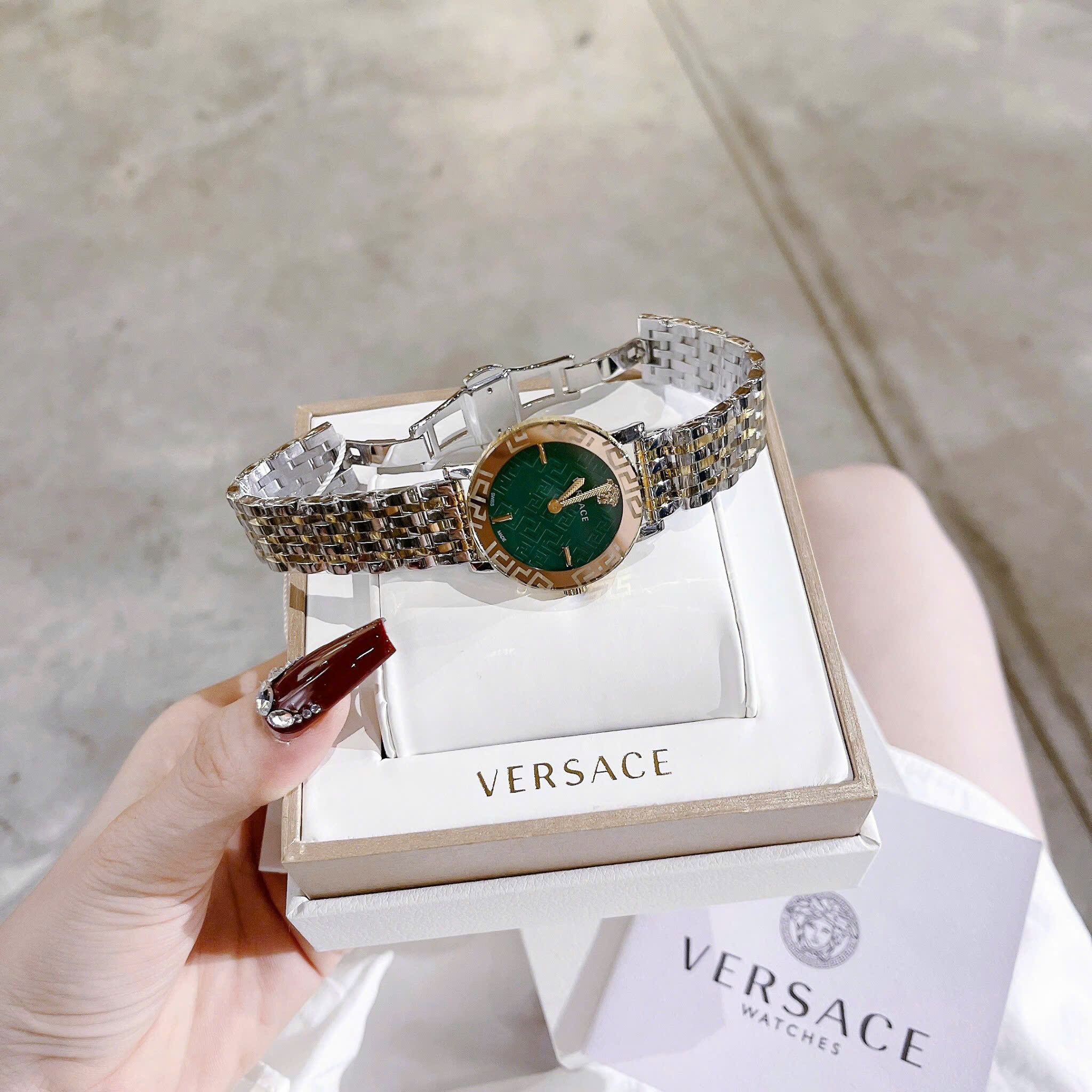 Đồng Hồ Versace Greca Glass Bracelet |Nữ Giới |Xanh Lá |Dây Kim Loại Demi Vàng |Máy Pin (Quartz) |Size 32mm |donghogiatot.vn