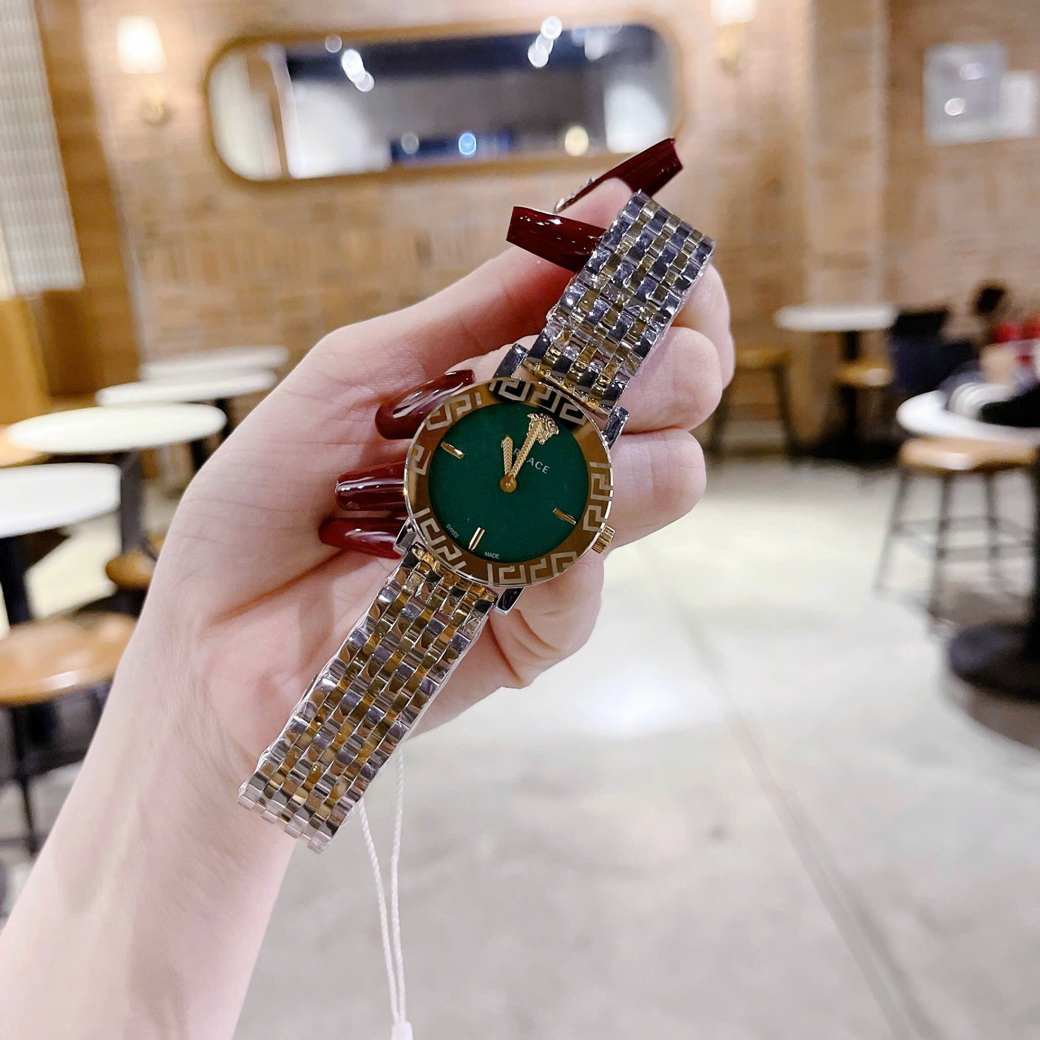 Đồng Hồ Versace Greca Glass Bracelet |Nữ Giới |Xanh Lá |Dây Kim Loại Demi Vàng |Máy Pin (Quartz) |Size 32mm |donghogiatot.vn