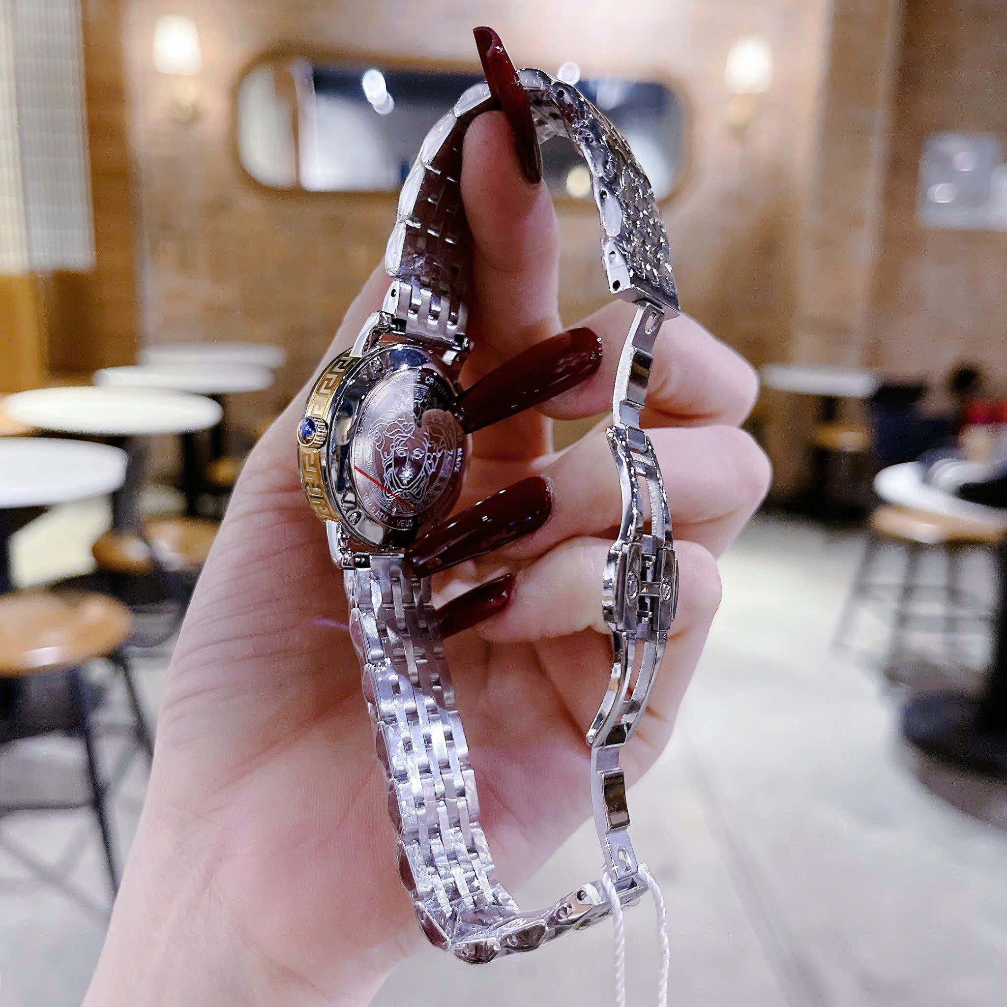 Đồng Hồ Versace Greca Glass Bracelet |Nữ Giới |Xanh Lá |Dây Kim Loại Demi Vàng |Máy Pin (Quartz) |Size 32mm |donghogiatot.vn