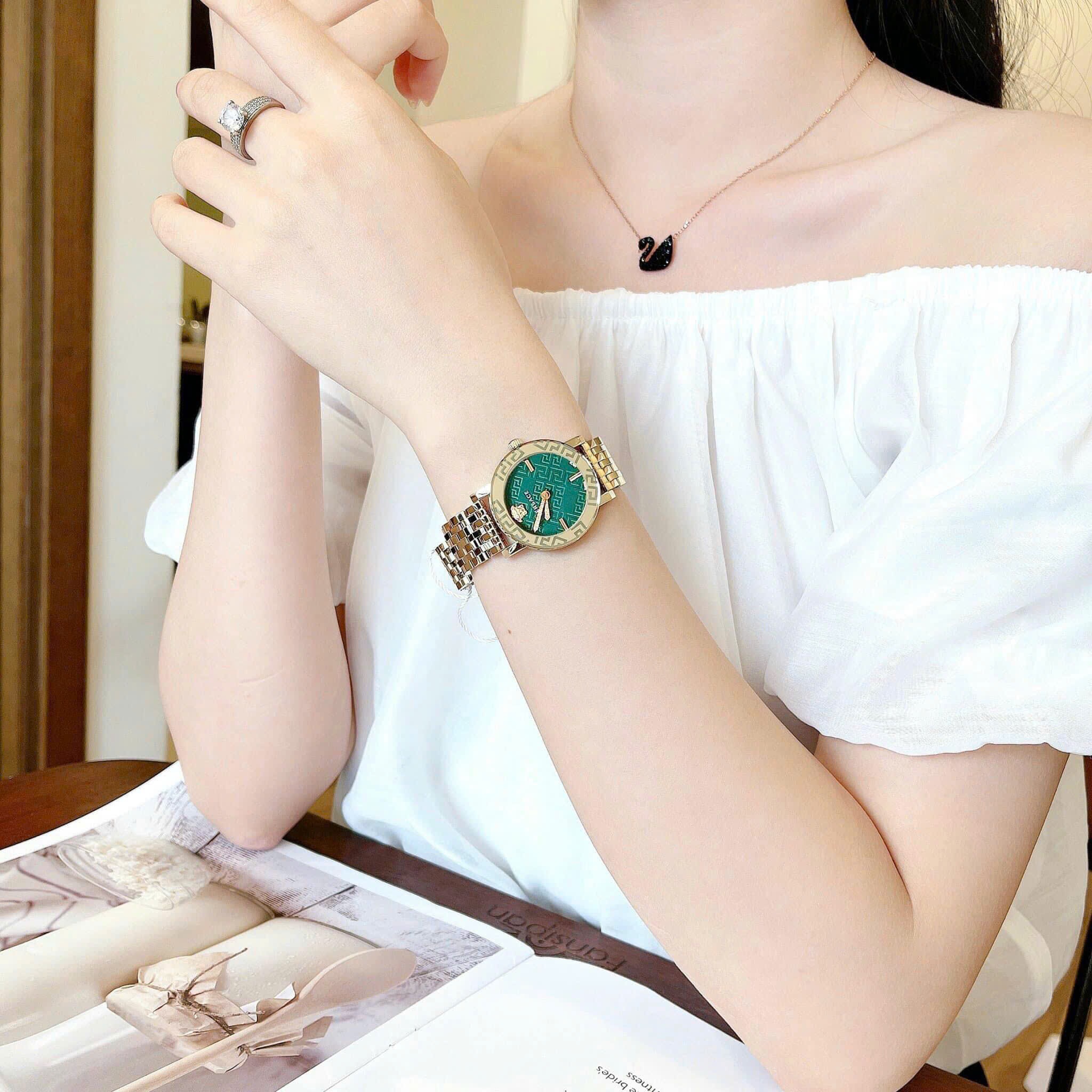 Đồng Hồ Versace Greca Glass Bracelet |Nữ Giới |Xanh Lá |Dây Kim Loại Vàng Gold |Máy Pin (Quartz) |Size 32mm |donghogiatot.vn