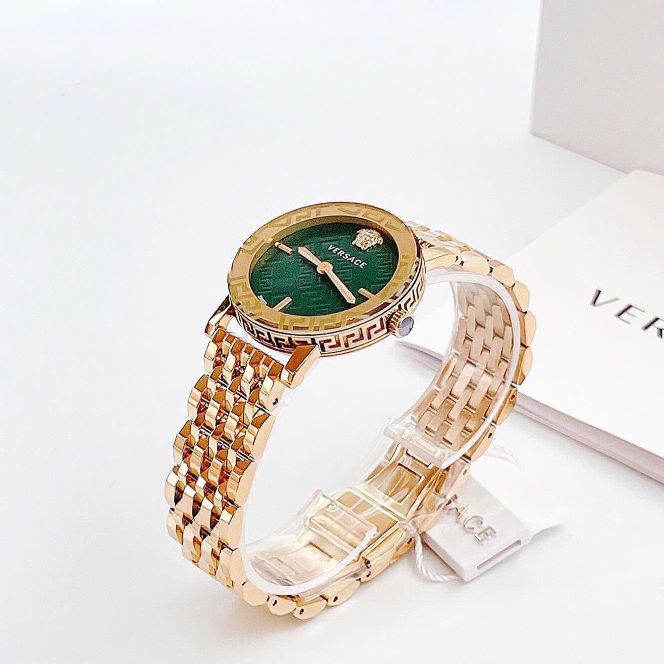 Đồng Hồ Versace Greca Glass Bracelet |Nữ Giới |Xanh Lá |Dây Kim Loại Vàng Gold |Máy Pin (Quartz) |Size 32mm |donghogiatot.vn