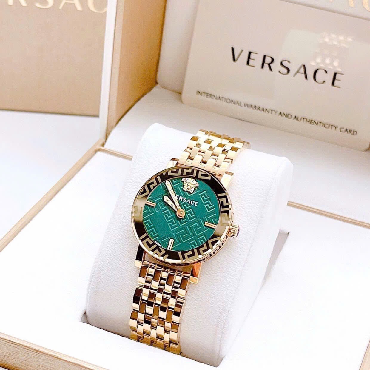 Đồng Hồ Versace Greca Glass Bracelet |Nữ Giới |Xanh Lá |Dây Kim Loại Vàng Gold |Máy Pin (Quartz) |Size 32mm |donghogiatot.vn