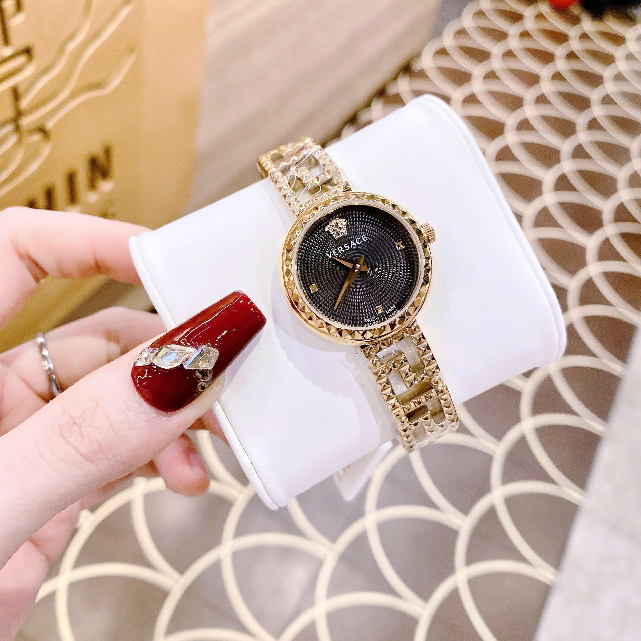 Đồng Hồ Versace Greca Goddess |Nữ Giới |Mặt Đen |Dây Kim Loại Vàng Gold |Máy Pin (Quartz) |Size 28mm |donghogiatot.vn