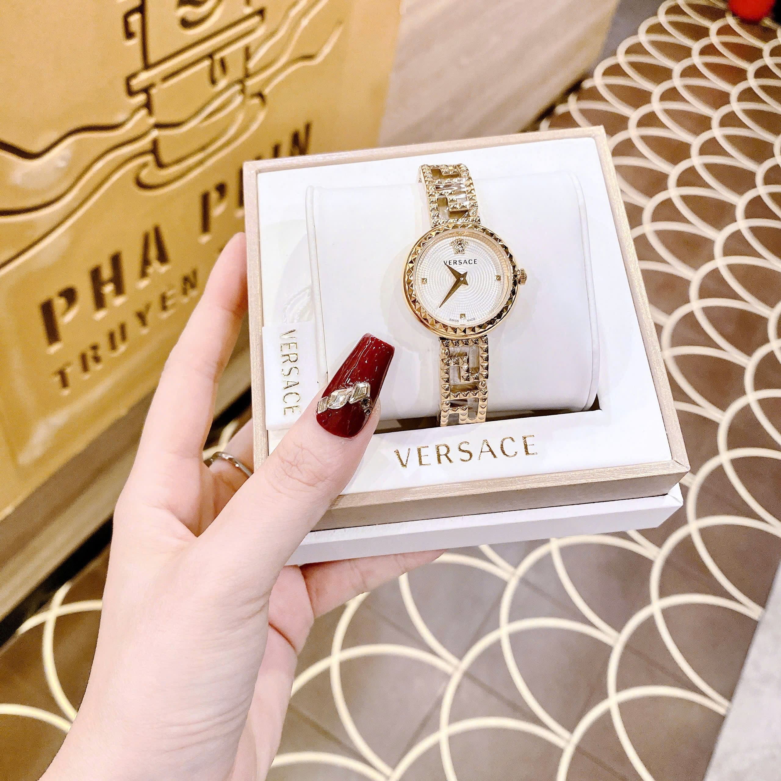 Đồng Hồ Versace Greca Goddess |Nữ Giới |Mặt Trắng |Dây Kim Loại Vàng Gold |Máy Pin (Quartz) |Size 28mm |donghogiatot.vn