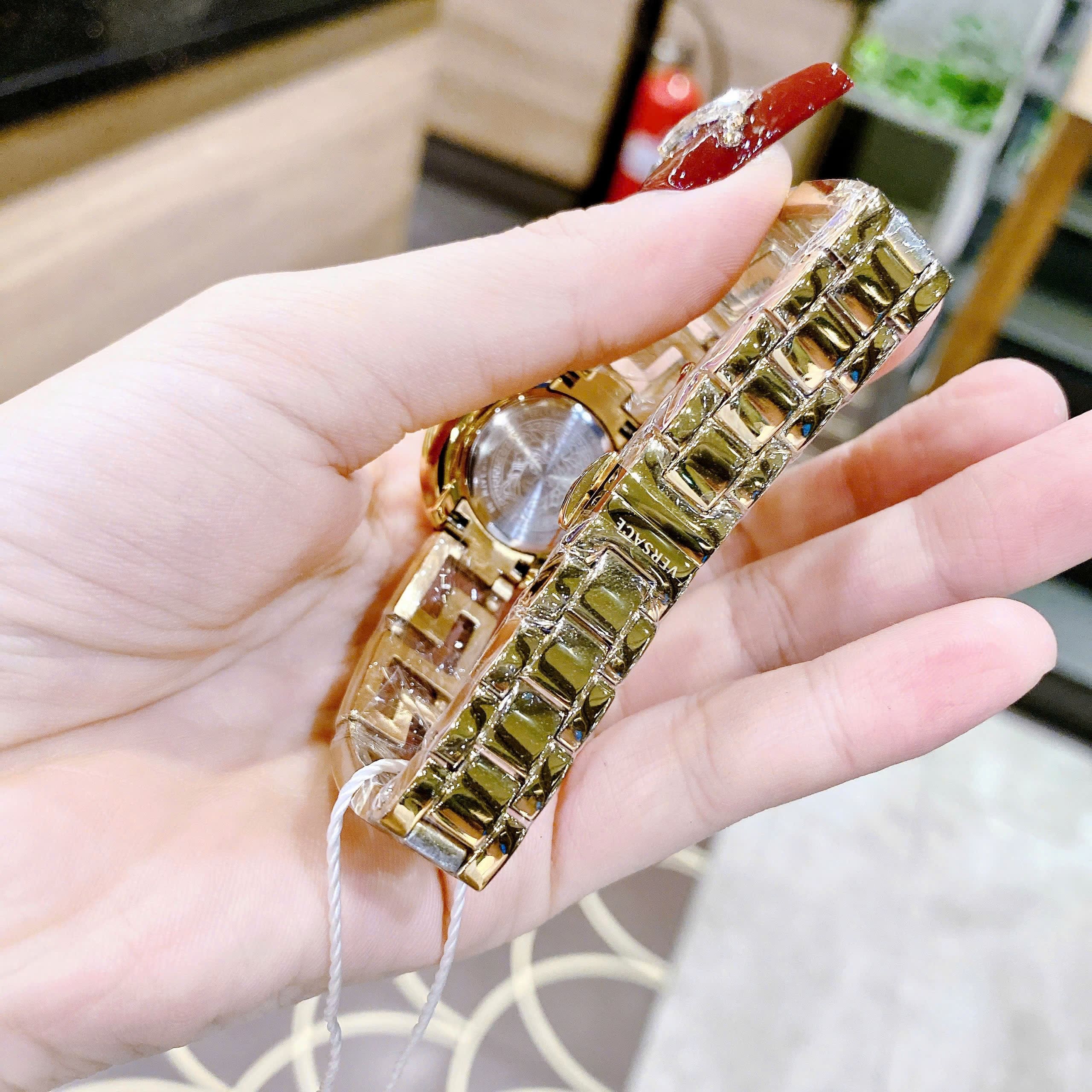 Đồng Hồ Versace Greca Goddess |Nữ Giới |Mặt Trắng |Dây Kim Loại Vàng Gold |Máy Pin (Quartz) |Size 28mm |donghogiatot.vn