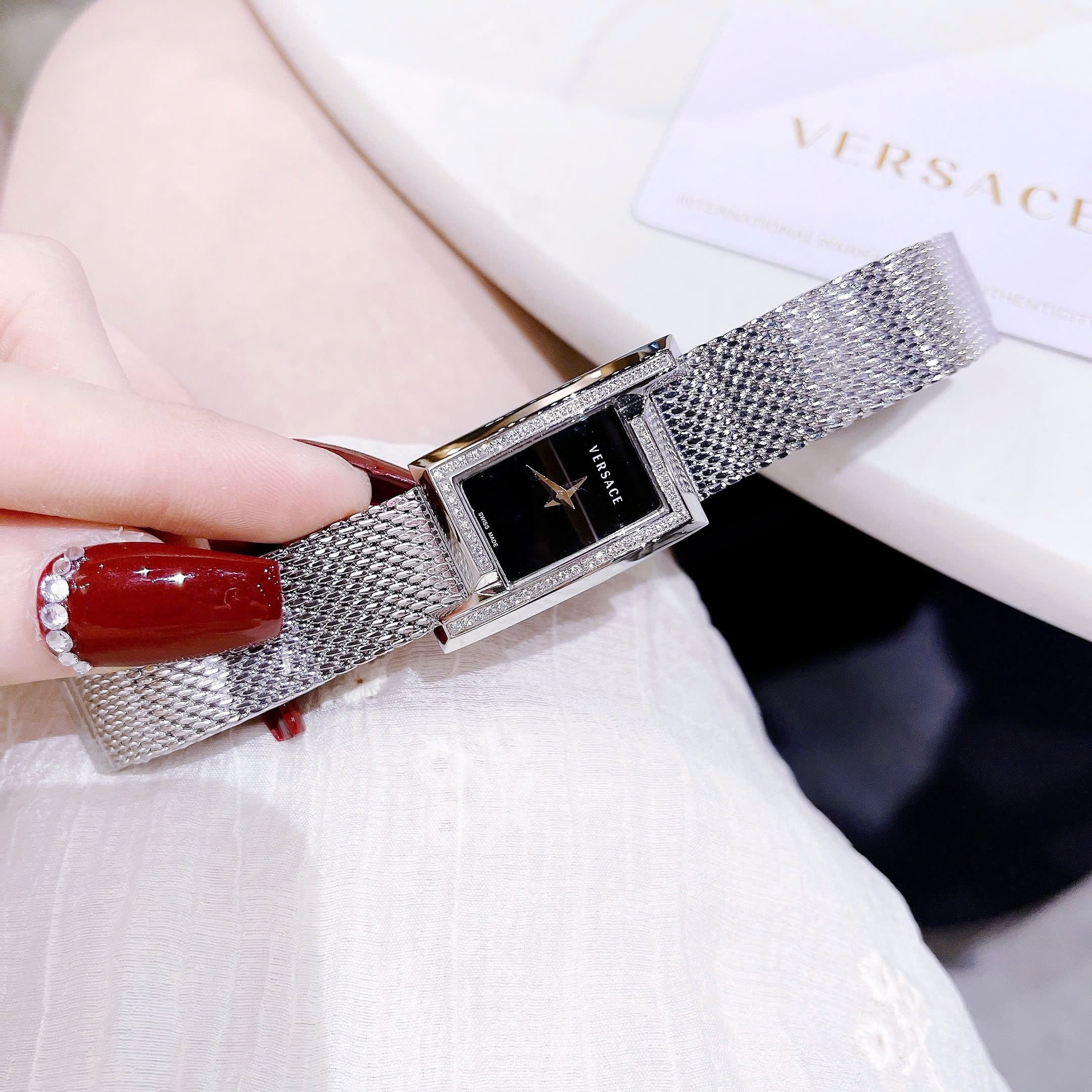 Đồng Hồ Versace Greca Icon |Nữ Giới |Mặt Chữ Nhật Đen |Đính Đá |Dây Lưới Silver |Máy Pin (Quartz) |Size 21x39mm |donghogiatot.vn