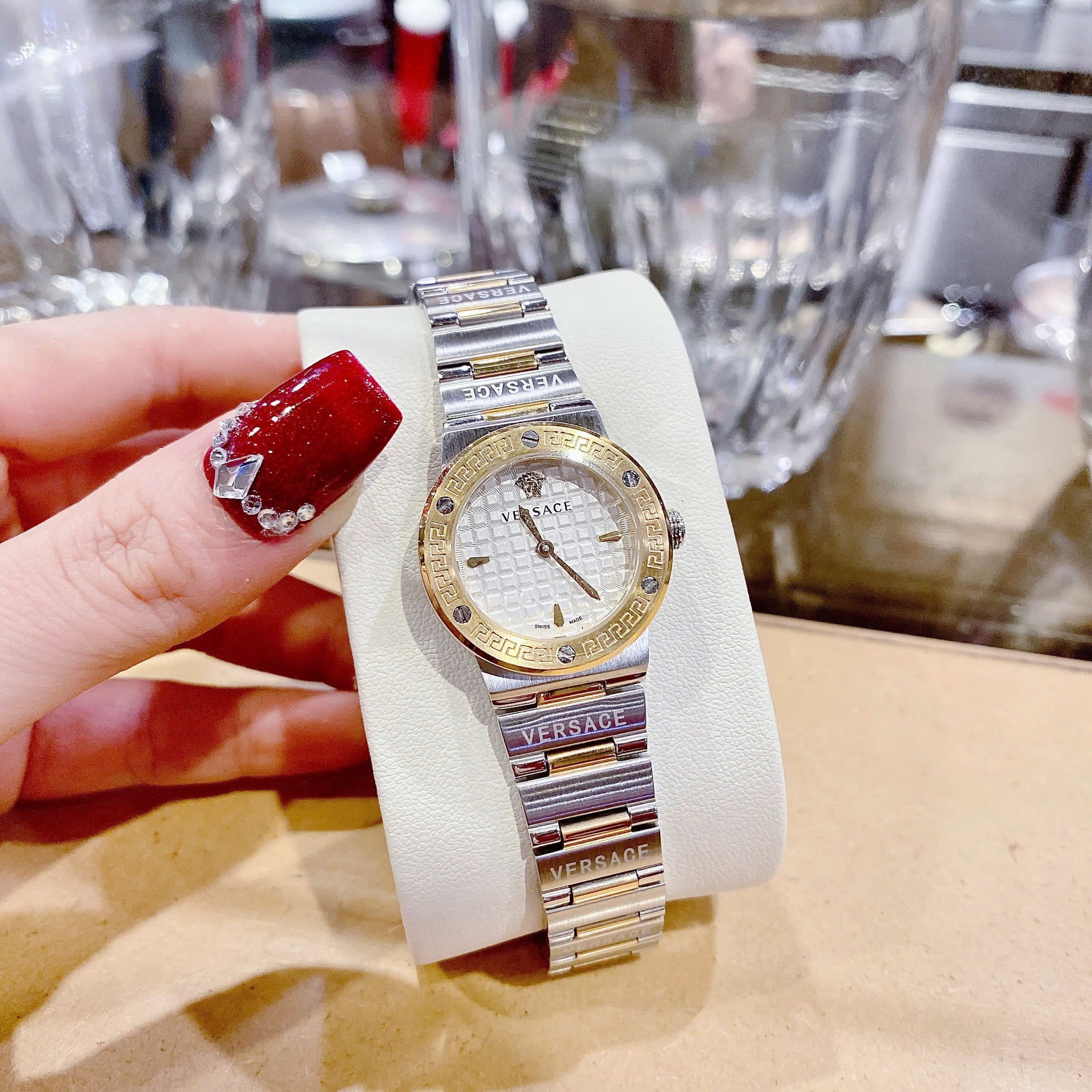 Đồng Hồ Versace Greca Logo Mini |Nữ Giới |Mặt Trắng |Dây Kim Loại Demi Vàng |Máy Pin (Quartz) |Size 27mm |donghogiatot.vn