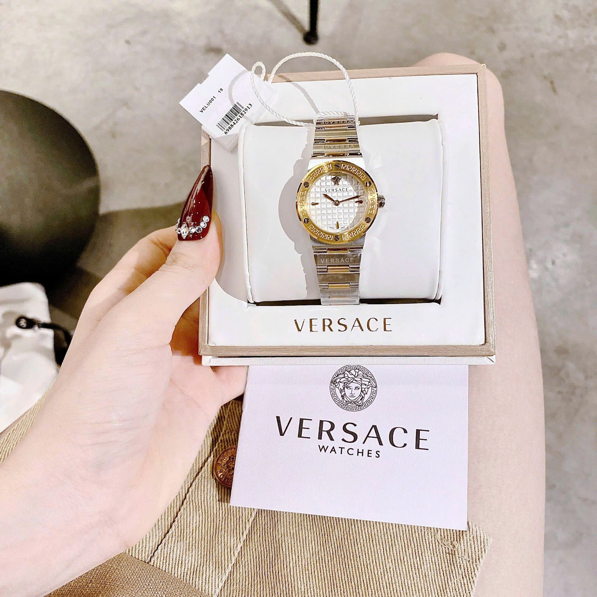 Đồng Hồ Versace Greca Logo Mini |Nữ Giới |Mặt Trắng |Dây Kim Loại Demi Vàng |Máy Pin (Quartz) |Size 27mm |donghogiatot.vn