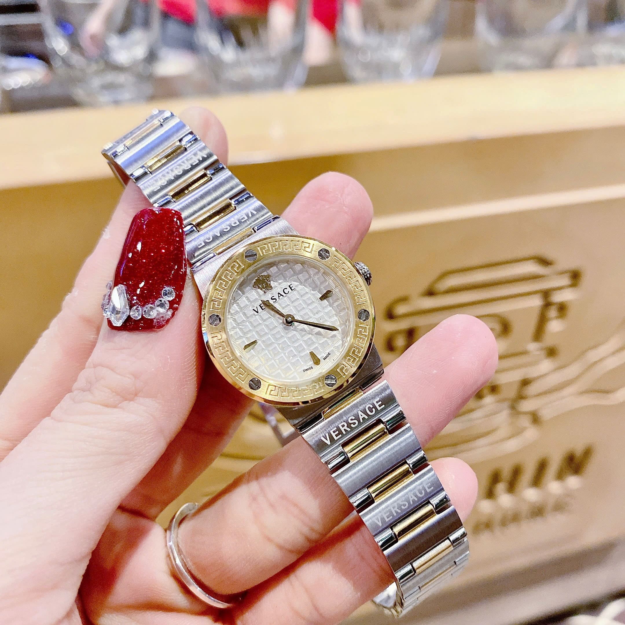 Đồng Hồ Versace Greca Logo Mini |Nữ Giới |Mặt Trắng |Dây Kim Loại Demi Vàng |Máy Pin (Quartz) |Size 27mm |donghogiatot.vn