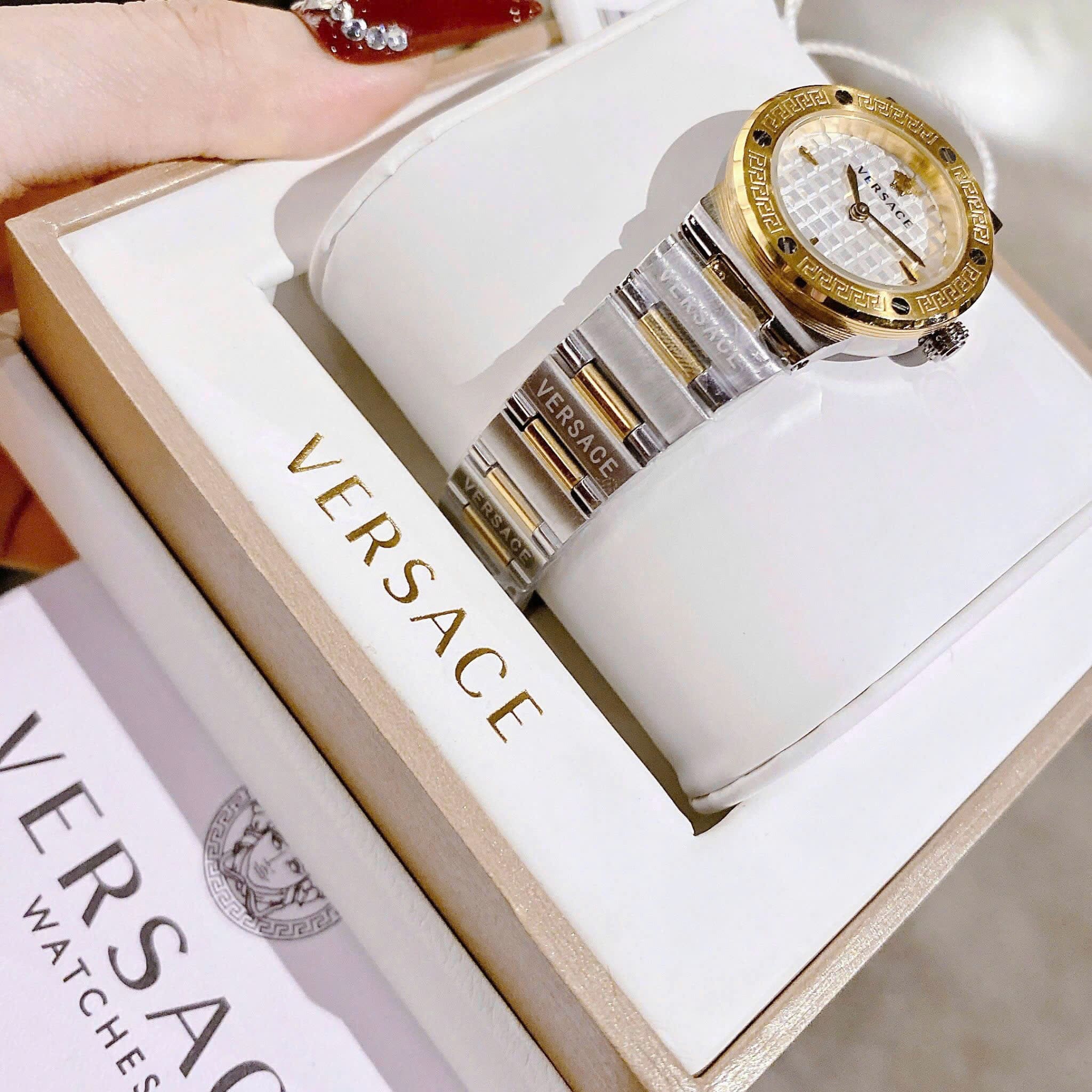 Đồng Hồ Versace Greca Logo Mini |Nữ Giới |Mặt Trắng |Dây Kim Loại Demi Vàng |Máy Pin (Quartz) |Size 27mm |donghogiatot.vn