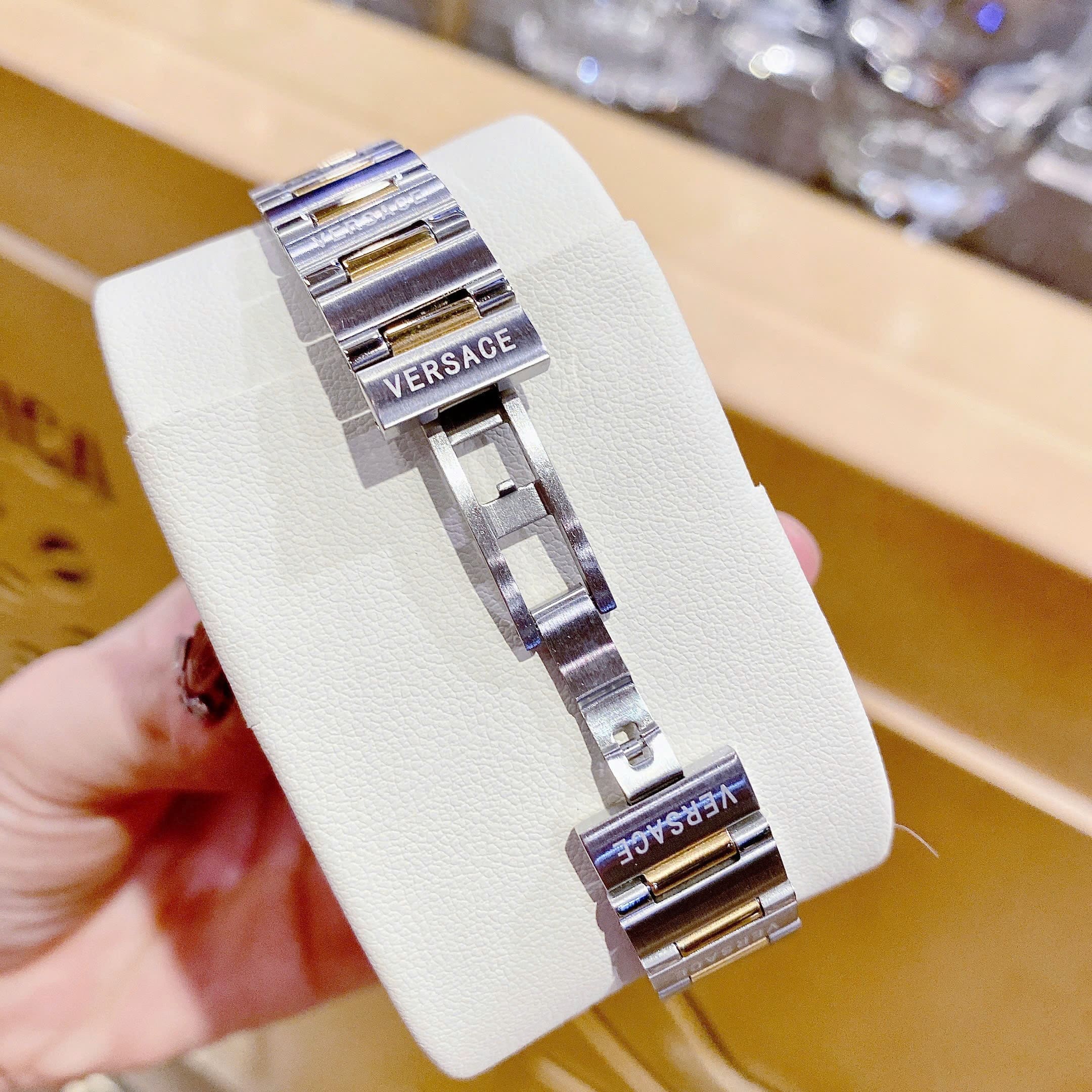 Đồng Hồ Versace Greca Logo Mini |Nữ Giới |Mặt Trắng |Dây Kim Loại Demi Vàng |Máy Pin (Quartz) |Size 27mm |donghogiatot.vn