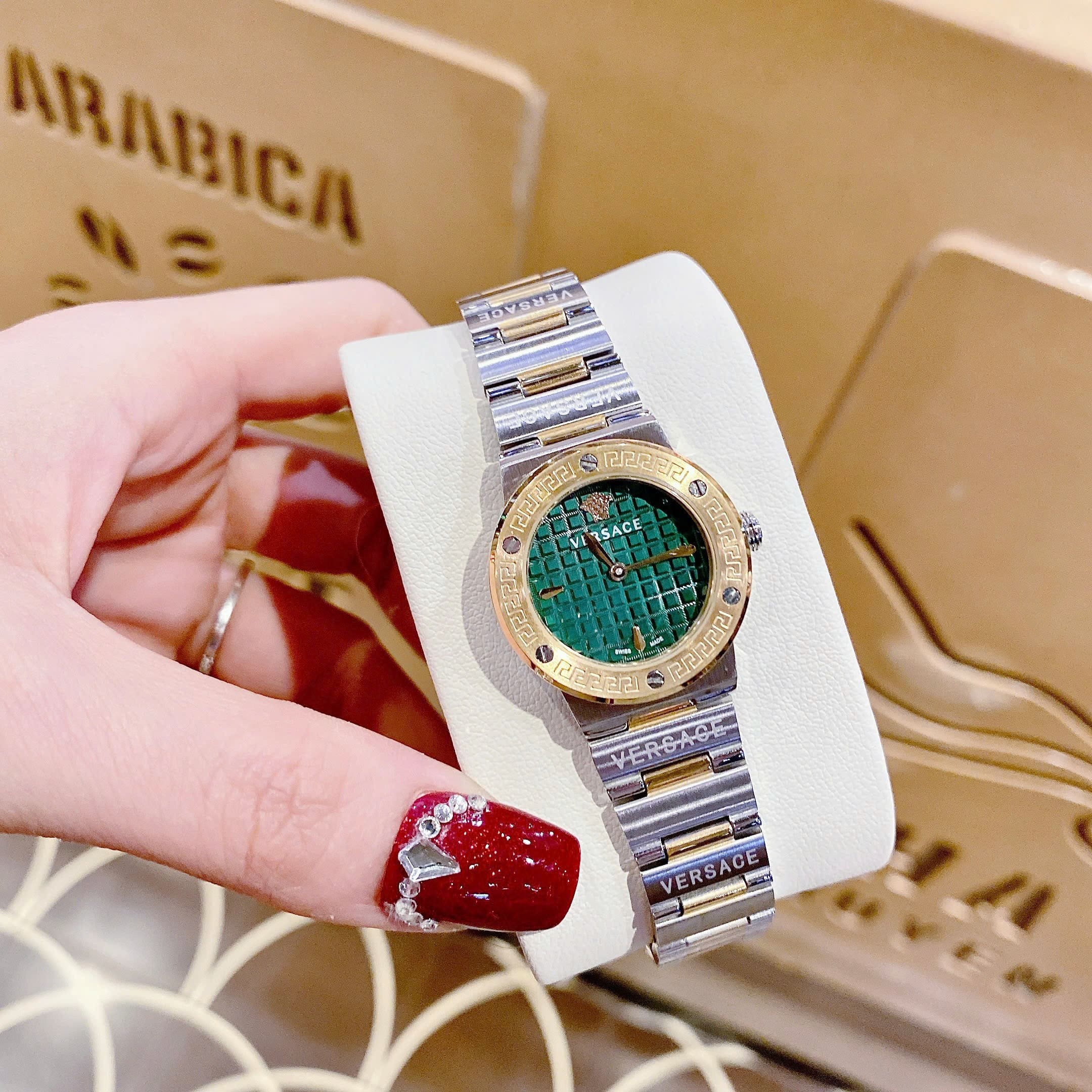 Đồng Hồ Versace Greca Logo Mini |Nữ Giới |Xanh Lá |Dây Kim Loại Demi Vàng |Máy Pin (Quartz) |Size 27mm |donghogiatot.vn
