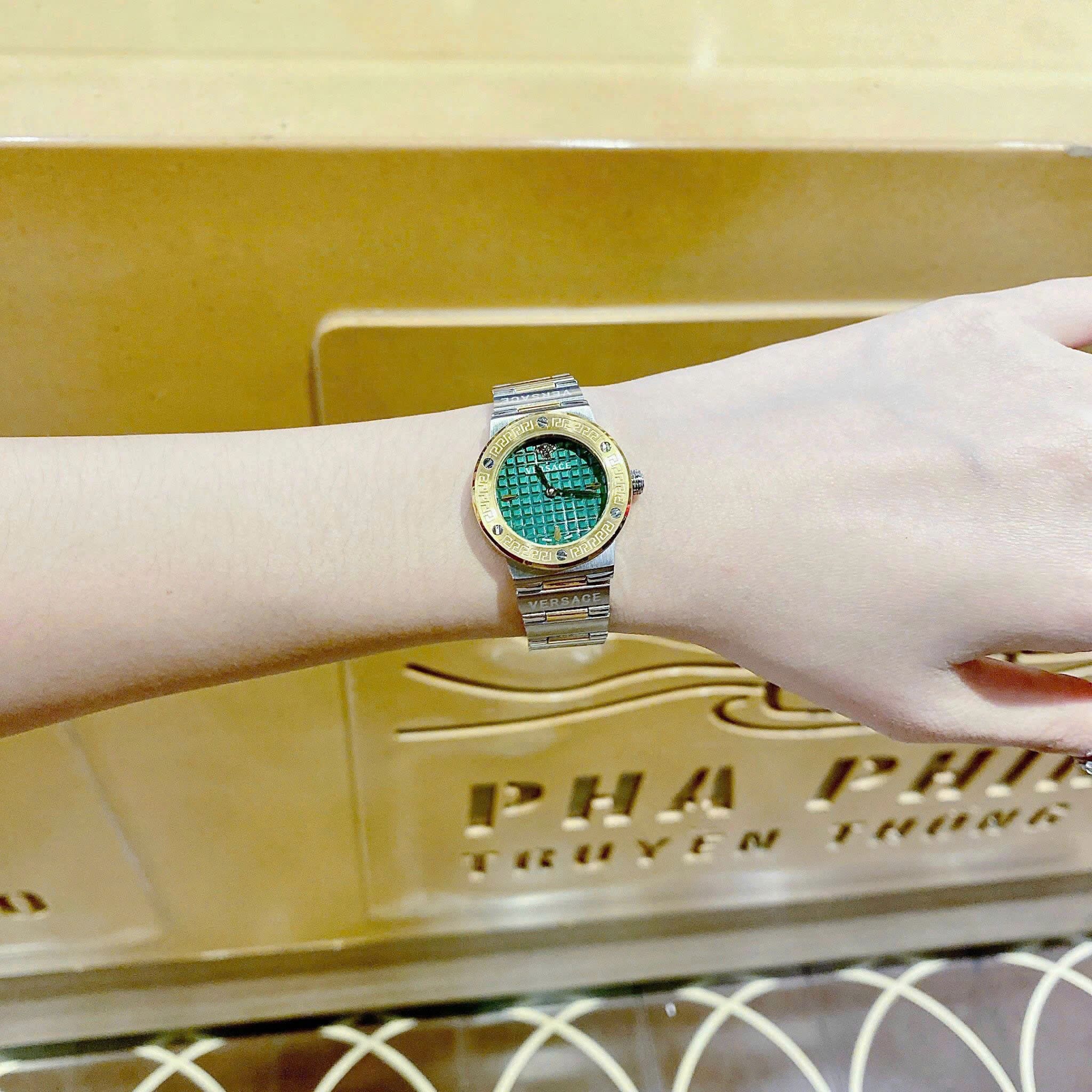 Đồng Hồ Versace Greca Logo Mini |Nữ Giới |Xanh Lá |Dây Kim Loại Demi Vàng |Máy Pin (Quartz) |Size 27mm |donghogiatot.vn