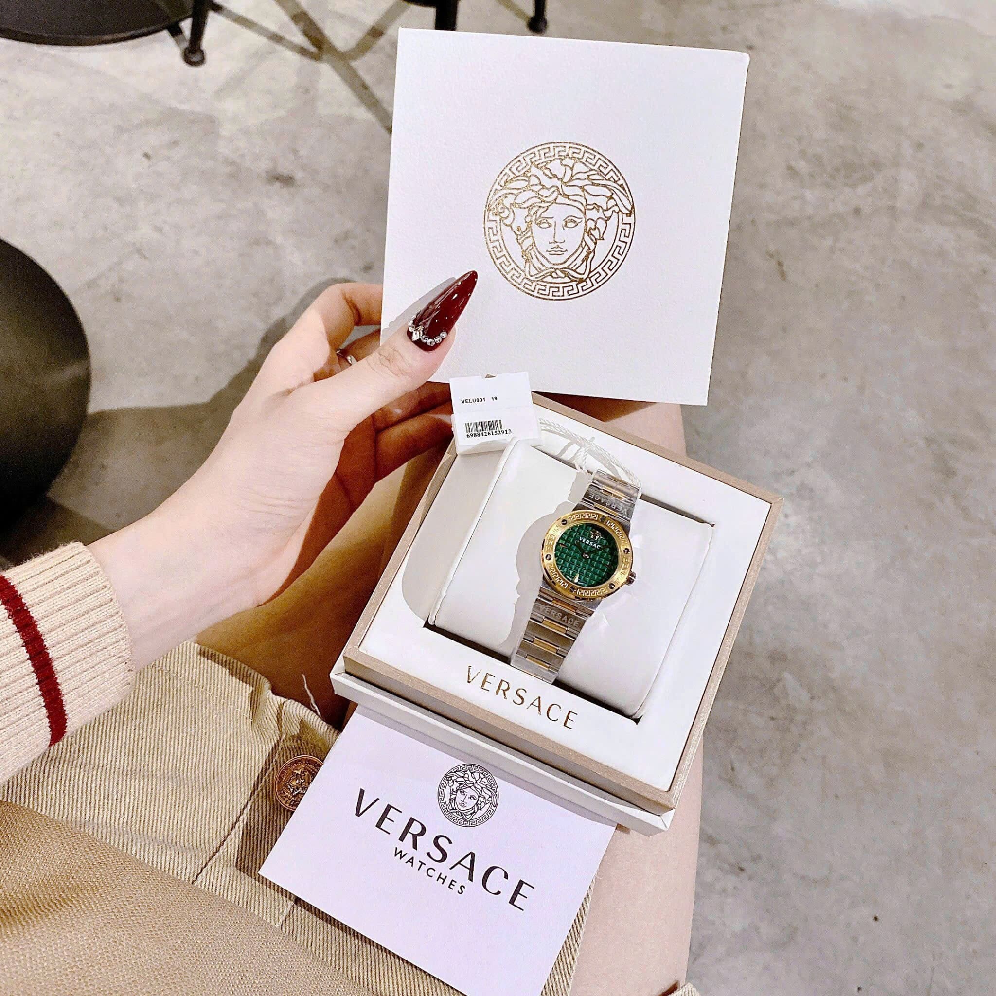 Đồng Hồ Versace Greca Logo Mini |Nữ Giới |Xanh Lá |Dây Kim Loại Demi Vàng |Máy Pin (Quartz) |Size 27mm |donghogiatot.vn