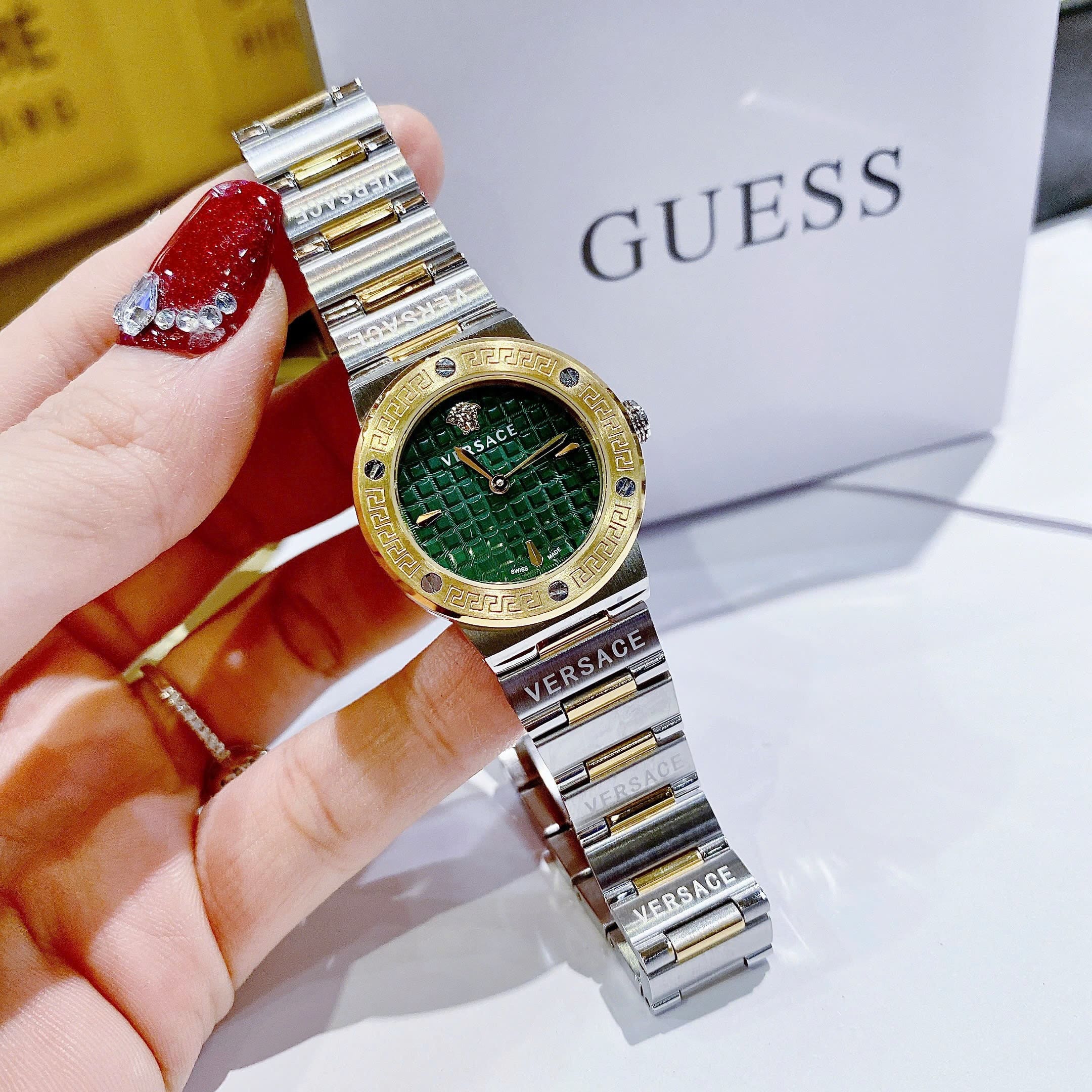 Đồng Hồ Versace Greca Logo Mini |Nữ Giới |Xanh Lá |Dây Kim Loại Demi Vàng |Máy Pin (Quartz) |Size 27mm |donghogiatot.vn