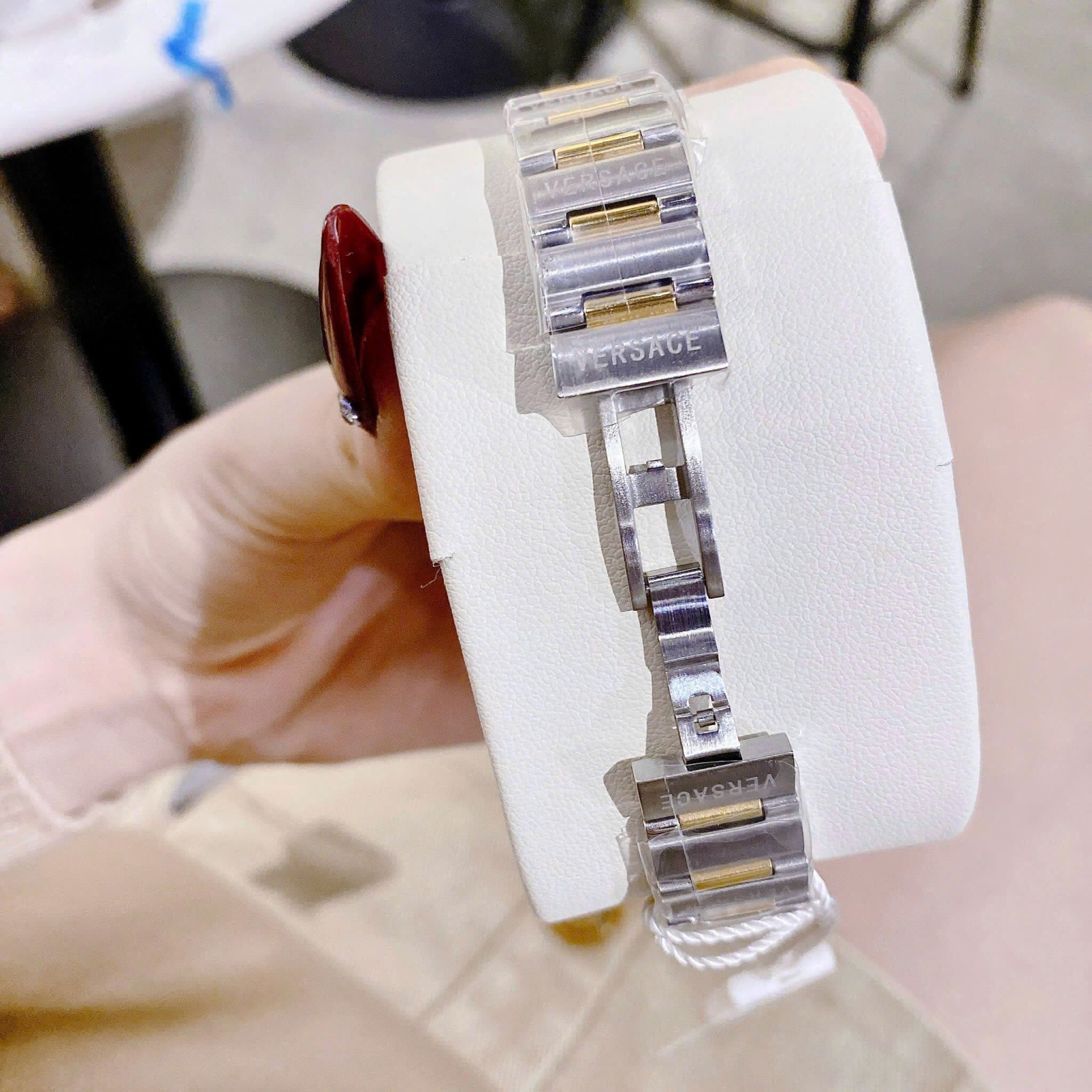 Đồng Hồ Versace Greca Logo Mini |Nữ Giới |Xanh Lá |Dây Kim Loại Demi Vàng |Máy Pin (Quartz) |Size 27mm |donghogiatot.vn