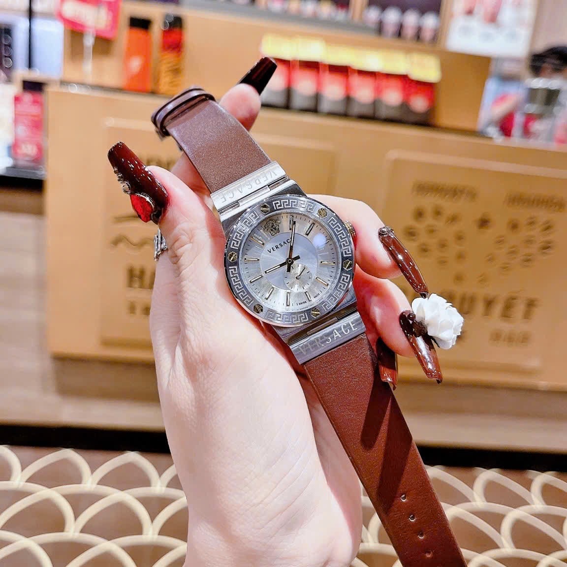 Đồng Hồ Versace Greca Logo 3 Kim |Nữ Giới |Mặt Trắng |Silver |Dây Da Nâu |Máy Pin (Quartz) |Size 38mm |donghogiatot.vn