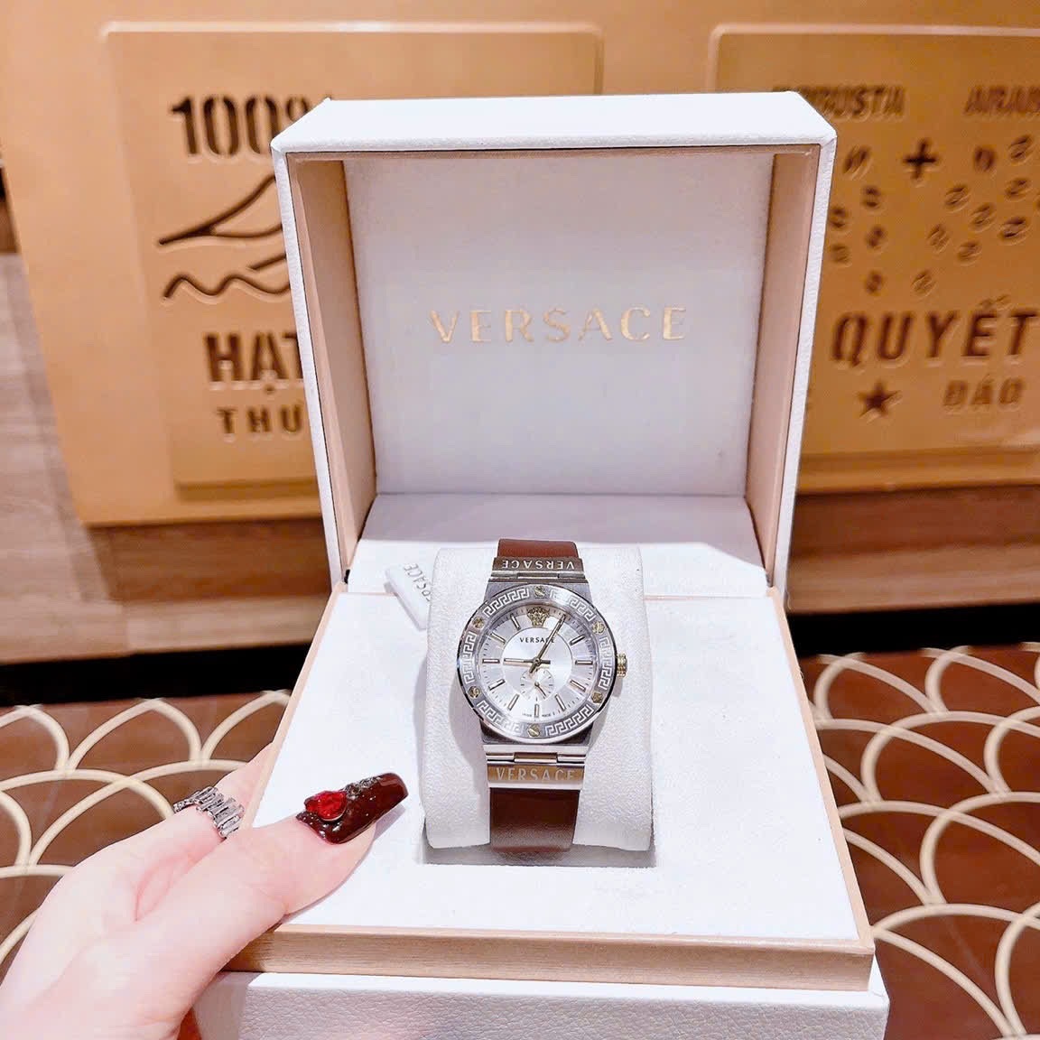 Đồng Hồ Versace Greca Logo 3 Kim |Nữ Giới |Mặt Trắng |Silver |Dây Da Nâu |Máy Pin (Quartz) |Size 38mm |donghogiatot.vn