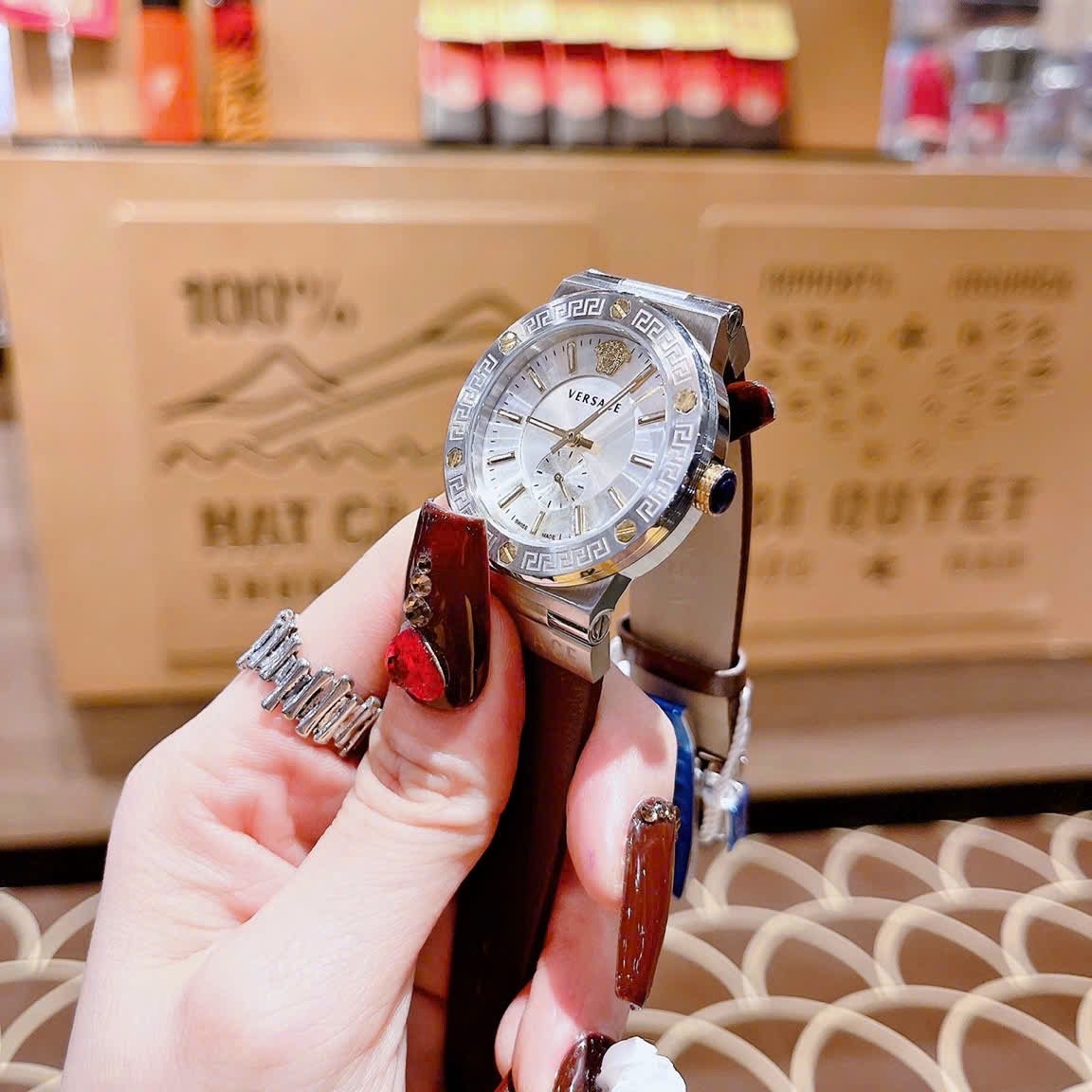 Đồng Hồ Versace Greca Logo 3 Kim |Nữ Giới |Mặt Trắng |Silver |Dây Da Nâu |Máy Pin (Quartz) |Size 38mm |donghogiatot.vn