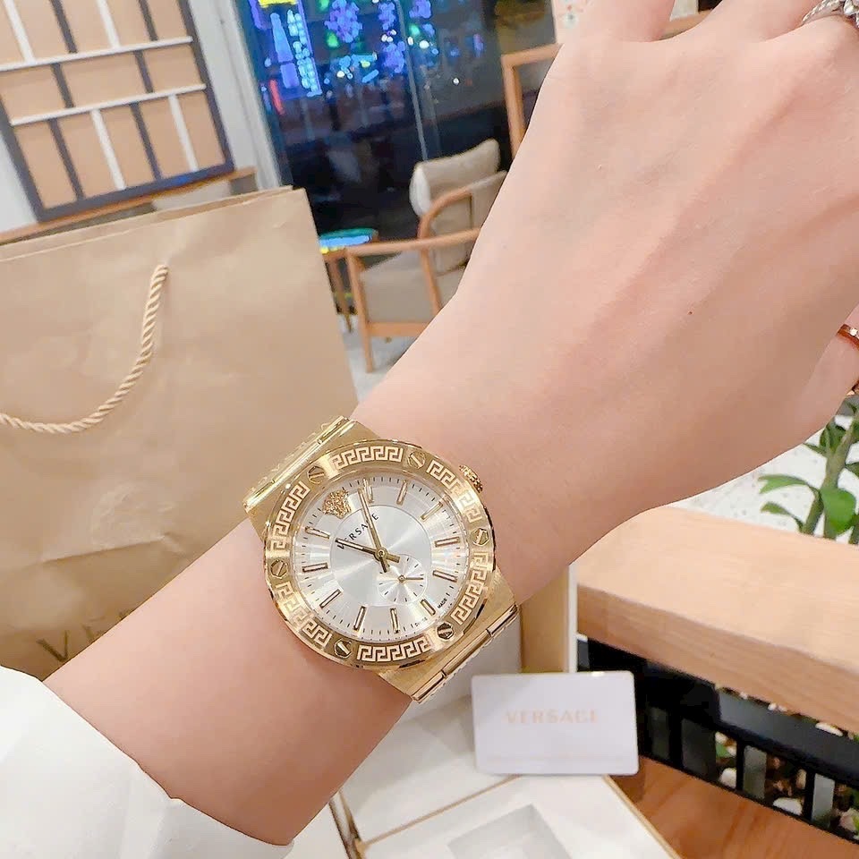 Đồng Hồ Versace Greca Logo 3 Kim |Nữ Giới |Mặt Trắng |Vàng Gold |Dây Da Đen |Máy Pin (Quartz) |Size 38mm |donghogiatot.vn