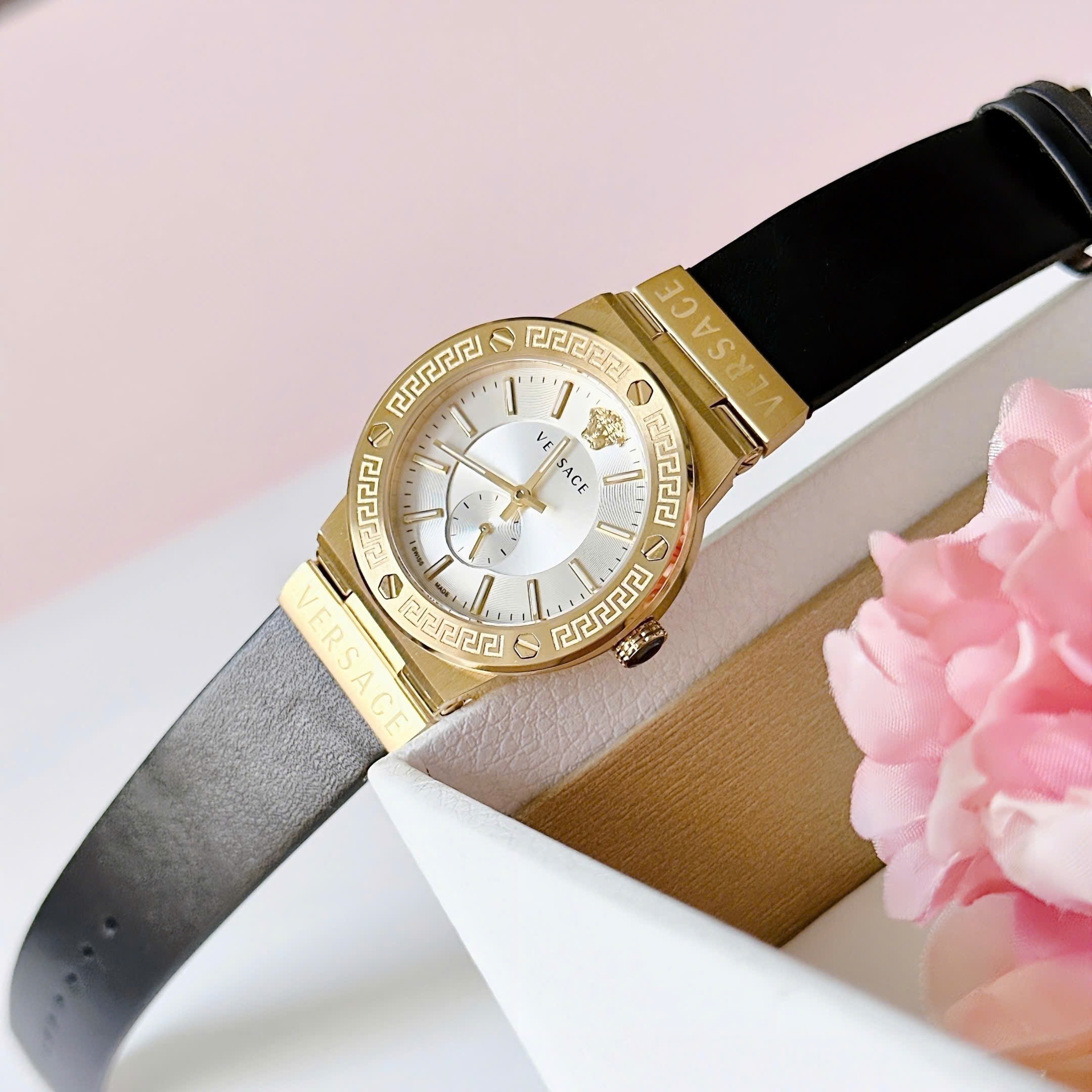 Đồng Hồ Versace Greca Logo 3 Kim |Nữ Giới |Mặt Trắng |Vàng Gold |Dây Da Đen |Máy Pin (Quartz) |Size 38mm |donghogiatot.vn
