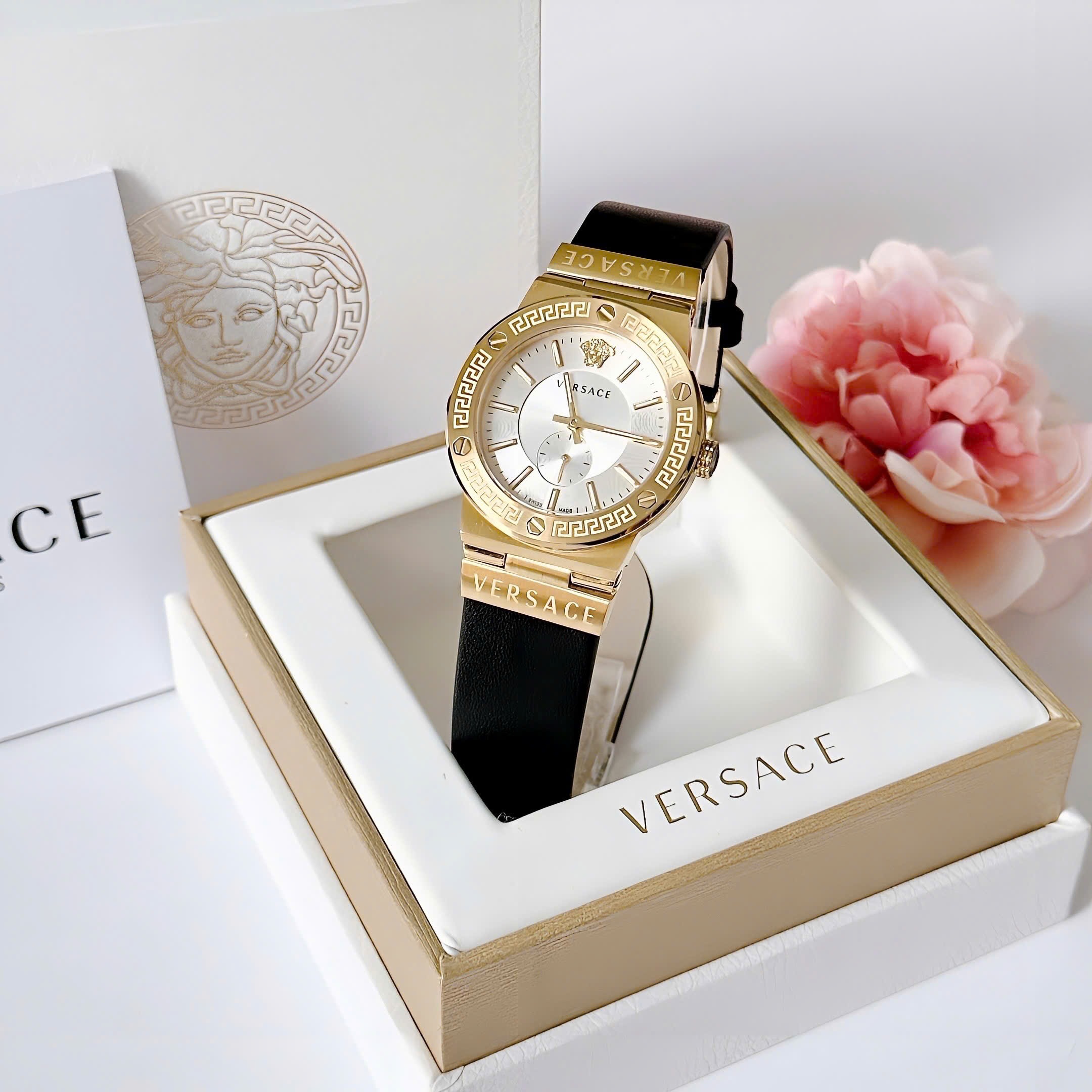 Đồng Hồ Versace Greca Logo 3 Kim |Nữ Giới |Mặt Trắng |Vàng Gold |Dây Da Đen |Máy Pin (Quartz) |Size 38mm |donghogiatot.vn