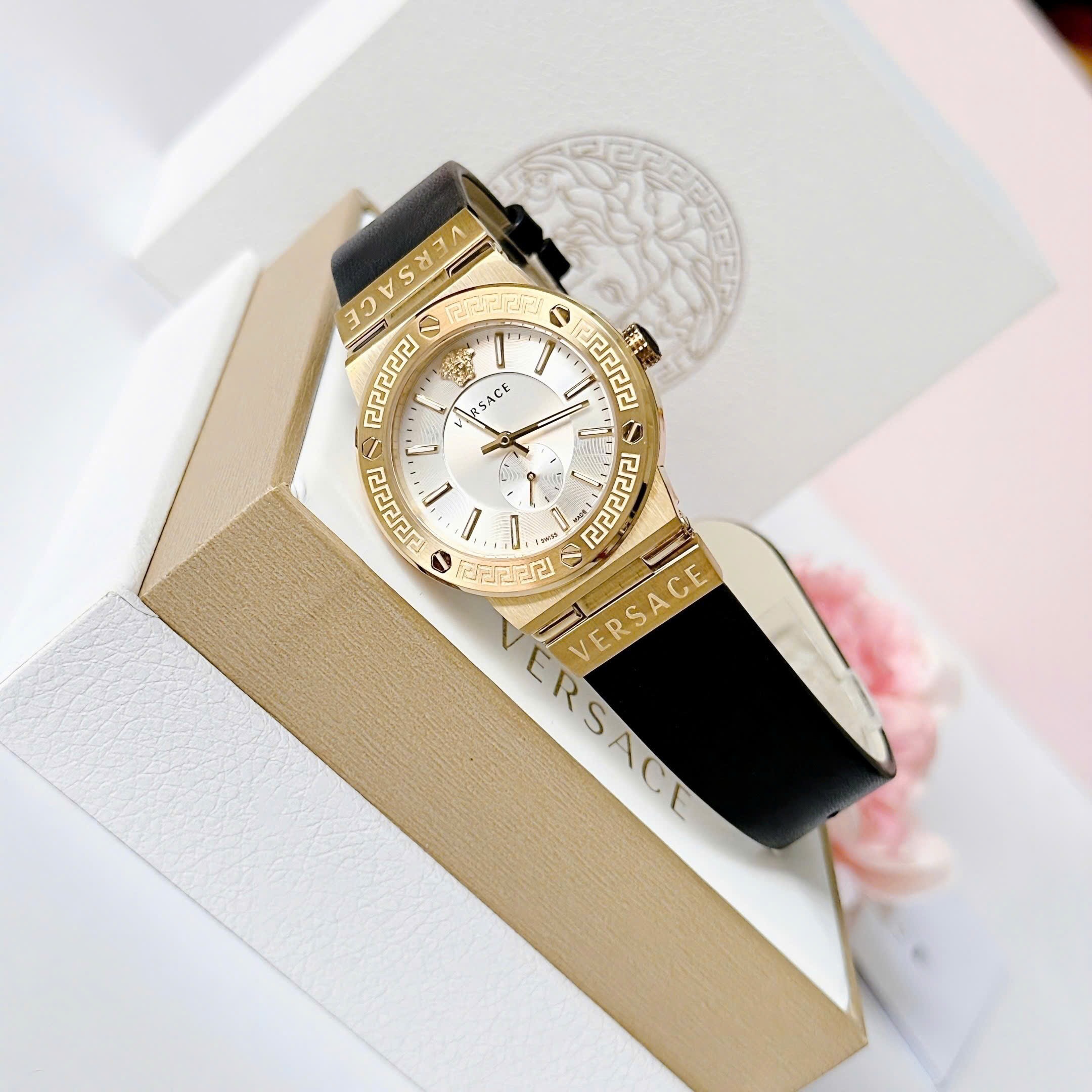Đồng Hồ Versace Greca Logo 3 Kim |Nữ Giới |Mặt Trắng |Vàng Gold |Dây Da Đen |Máy Pin (Quartz) |Size 38mm |donghogiatot.vn