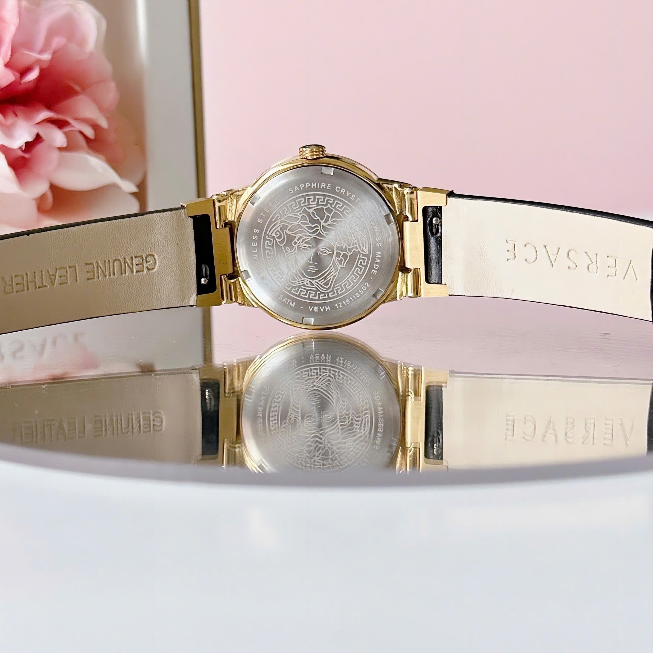 Đồng Hồ Versace Greca Logo 3 Kim |Nữ Giới |Mặt Trắng |Vàng Gold |Dây Da Đen |Máy Pin (Quartz) |Size 38mm |donghogiatot.vn