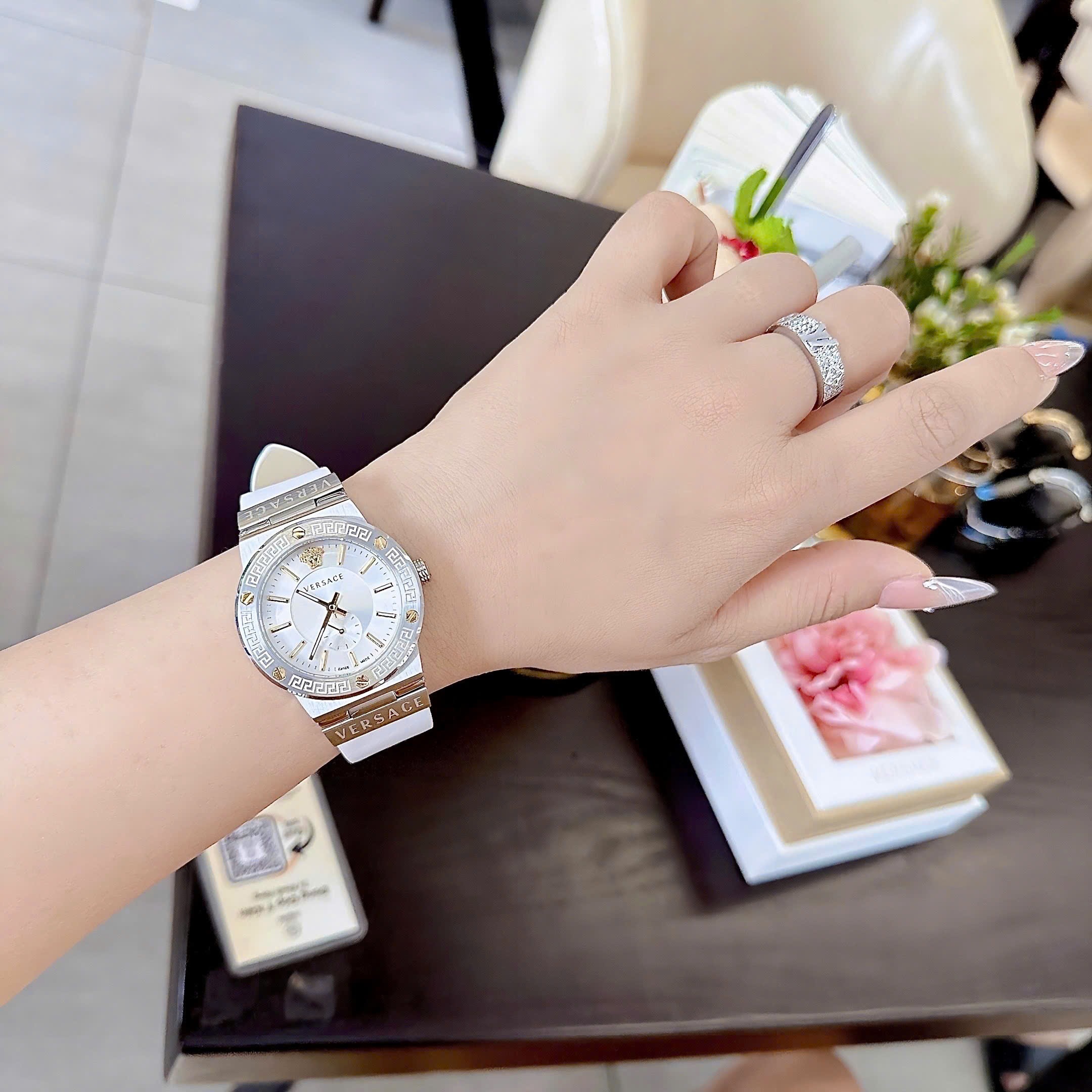 Đồng Hồ Versace Greca Logo |Nữ Giới |3 Kim |Silver |Dây Da Trắng |Máy Pin (Quartz) |Size 38mm |donghogiatot.vn