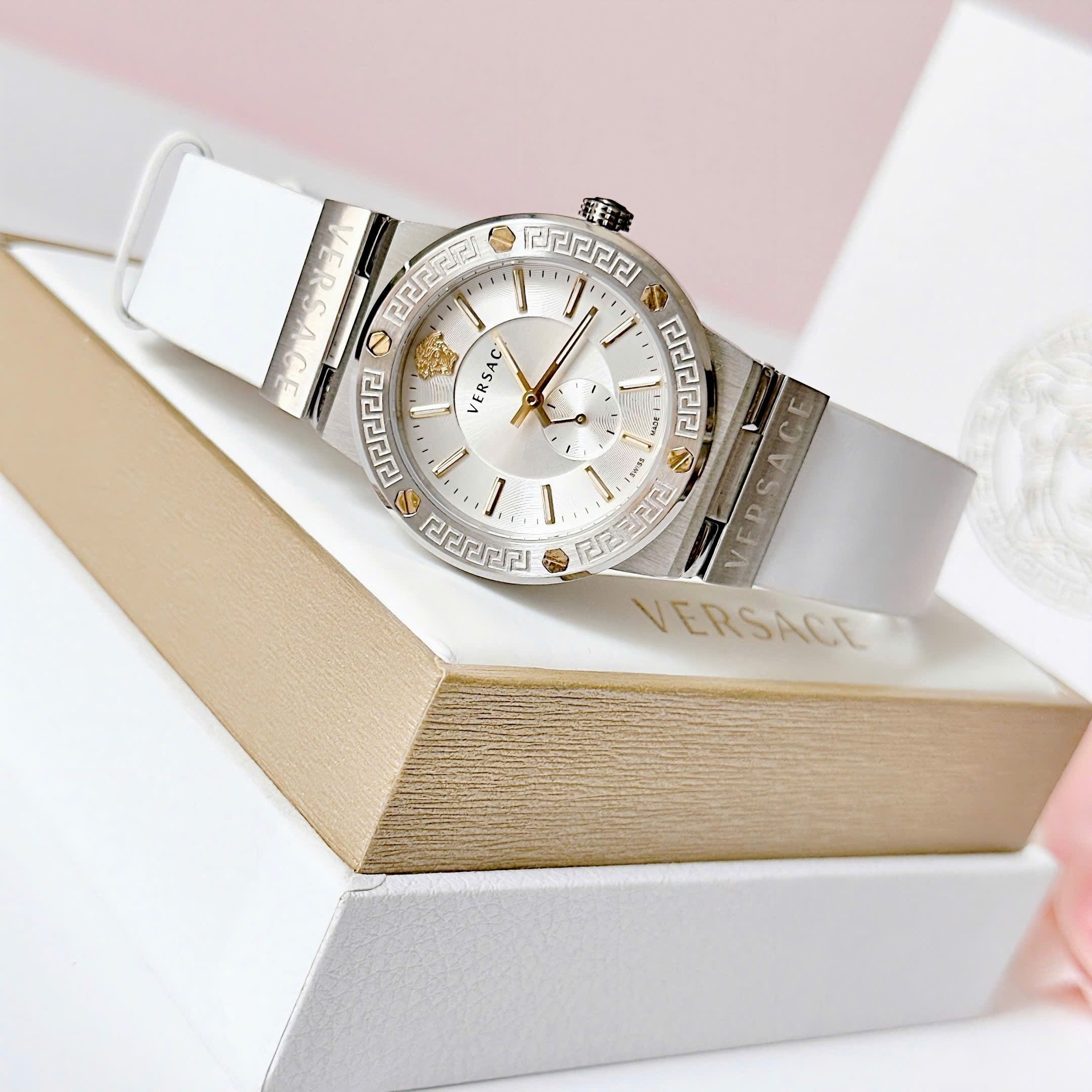 Đồng Hồ Versace Greca Logo |Nữ Giới |3 Kim |Silver |Dây Da Trắng |Máy Pin (Quartz) |Size 38mm |donghogiatot.vn