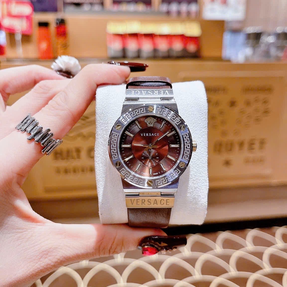 Đồng Hồ Versace Greca Logo |Nữ Giới |3 Kim |Silver |Dây Da Nâu |Máy Pin (Quartz) |Size 38mm |donghogiatot.vn