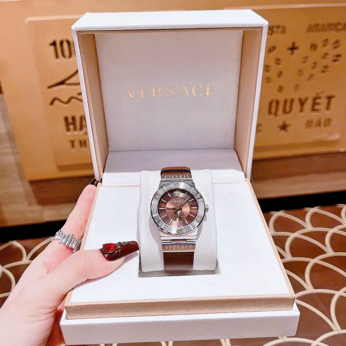 Đồng Hồ Versace Greca Logo |Nữ Giới |3 Kim |Silver |Dây Da Nâu |Máy Pin (Quartz) |Size 38mm |donghogiatot.vn