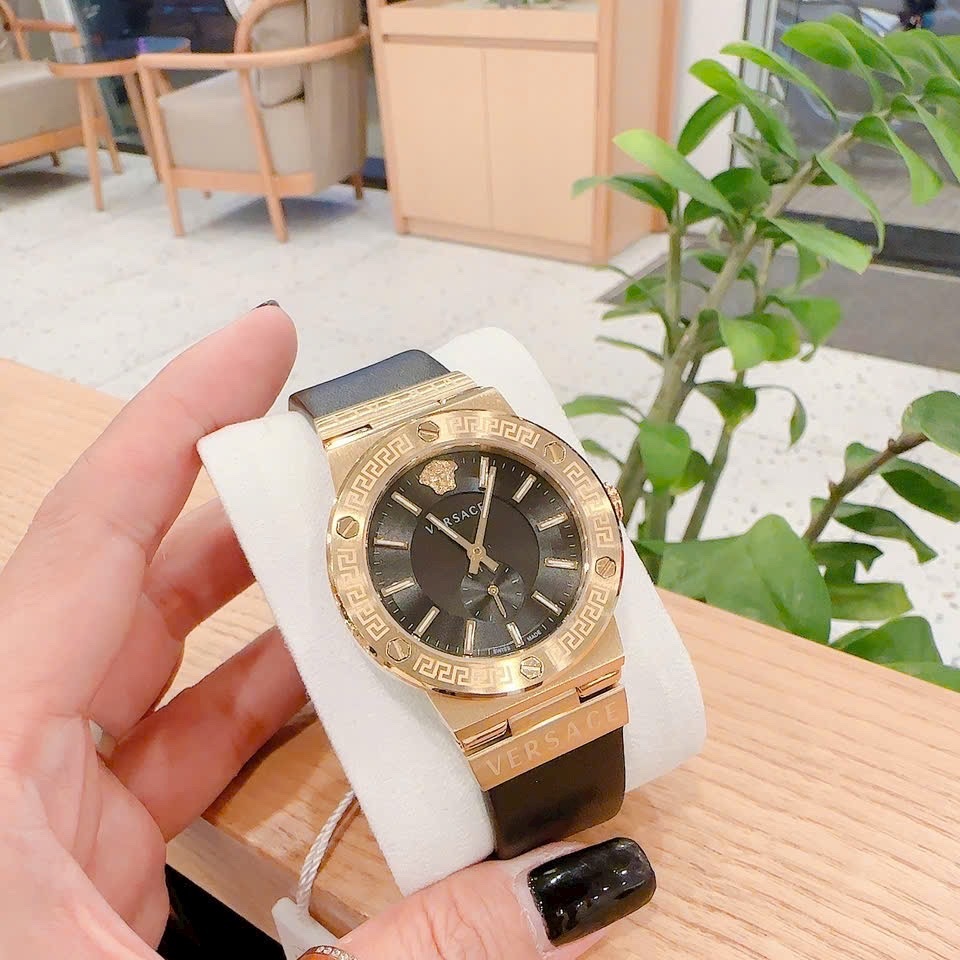 Đồng Hồ Versace Greca Logo |Nữ Giới |3 Kim |Vàng Gold |Dây Da Đen |Máy Pin (Quartz) |Size 38mm |donghogiatot.vn