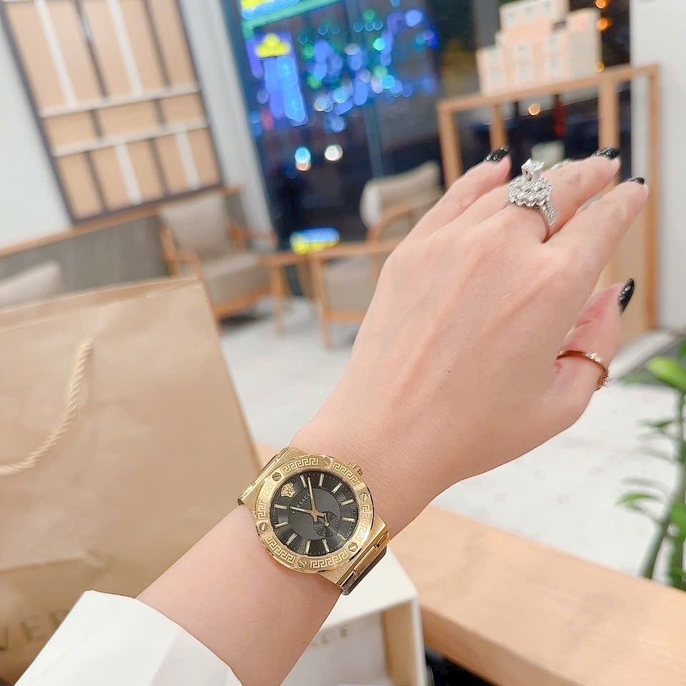 Đồng Hồ Versace Greca Logo |Nữ Giới |3 Kim |Vàng Gold |Dây Da Đen |Máy Pin (Quartz) |Size 38mm |donghogiatot.vn