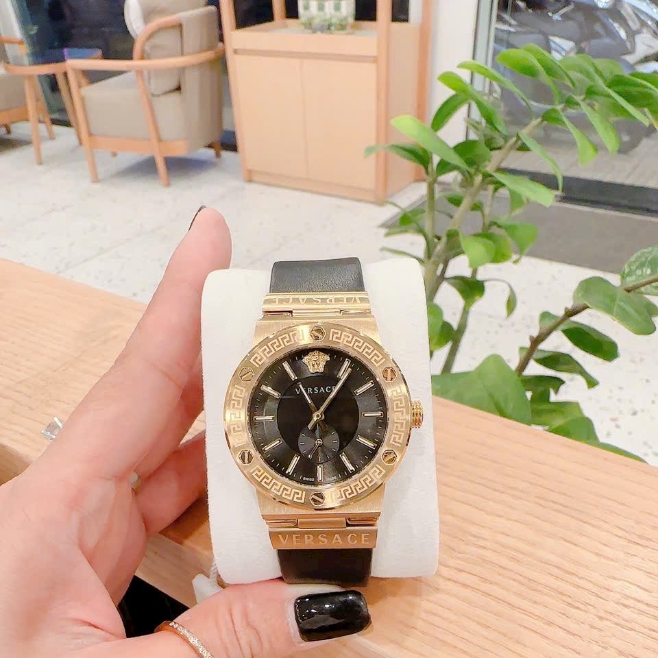Đồng Hồ Versace Greca Logo |Nữ Giới |3 Kim |Vàng Gold |Dây Da Đen |Máy Pin (Quartz) |Size 38mm |donghogiatot.vn