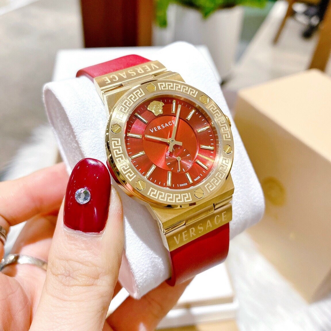 Đồng Hồ Versace Greca Logo |Nữ Giới |3 Kim |Vàng Gold |Dây Da Đỏ |Máy Pin (Quartz) |Size 38mm |donghogiatot.vn