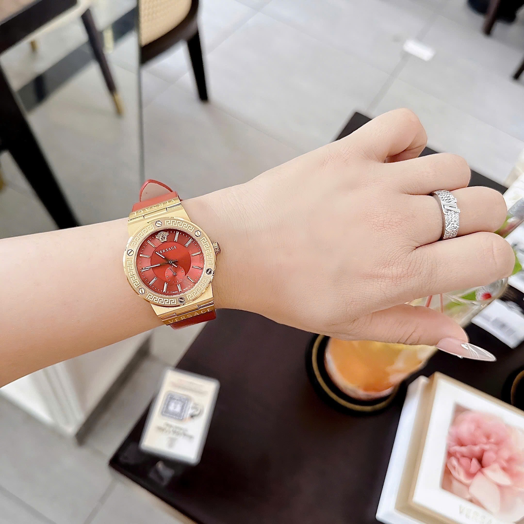 Đồng Hồ Versace Greca Logo |Nữ Giới |3 Kim |Vàng Gold |Dây Da Đỏ |Máy Pin (Quartz) |Size 38mm |donghogiatot.vn